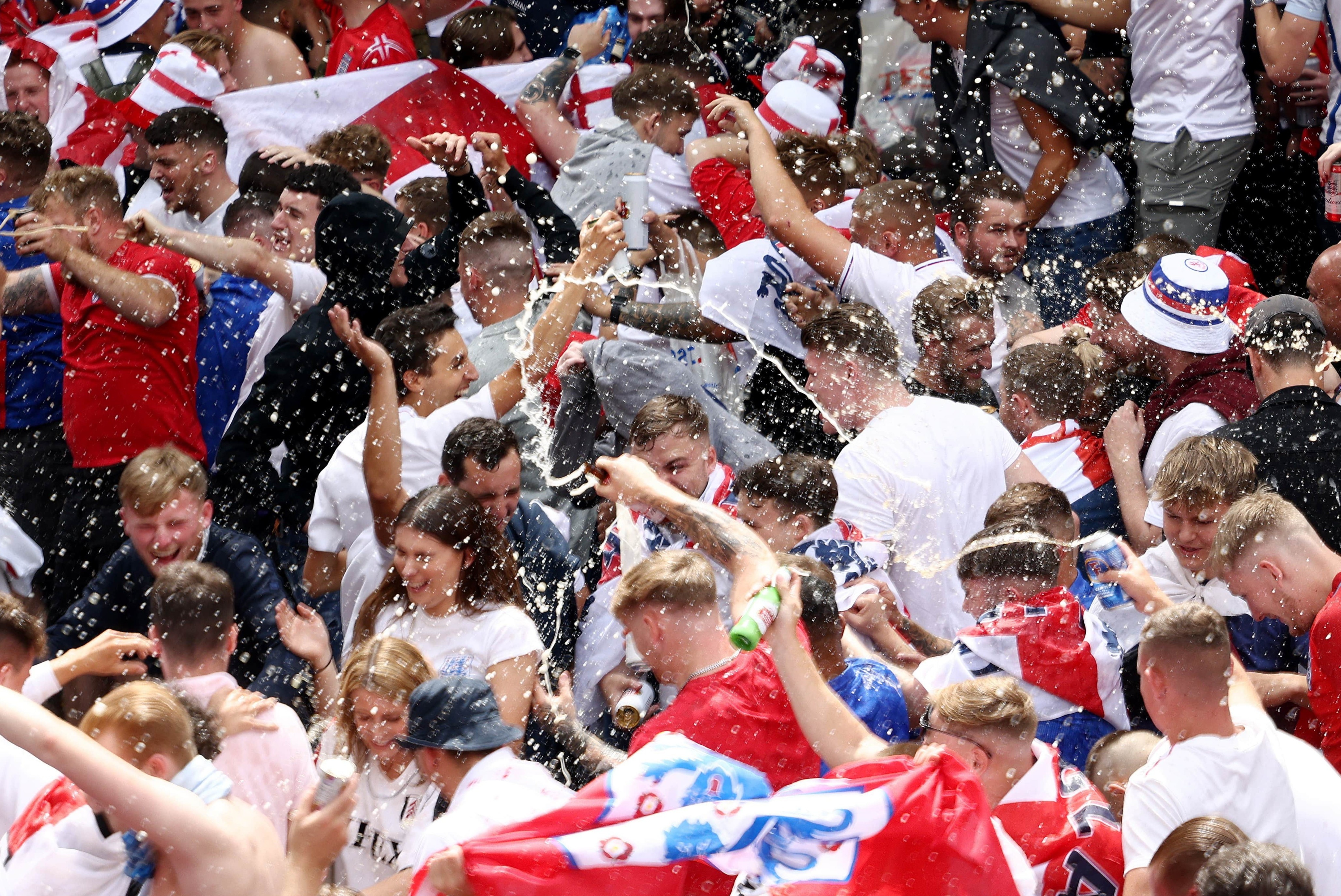 Bien nguoi do ve san Wembley truoc chung ket Euro 2020 hinh anh