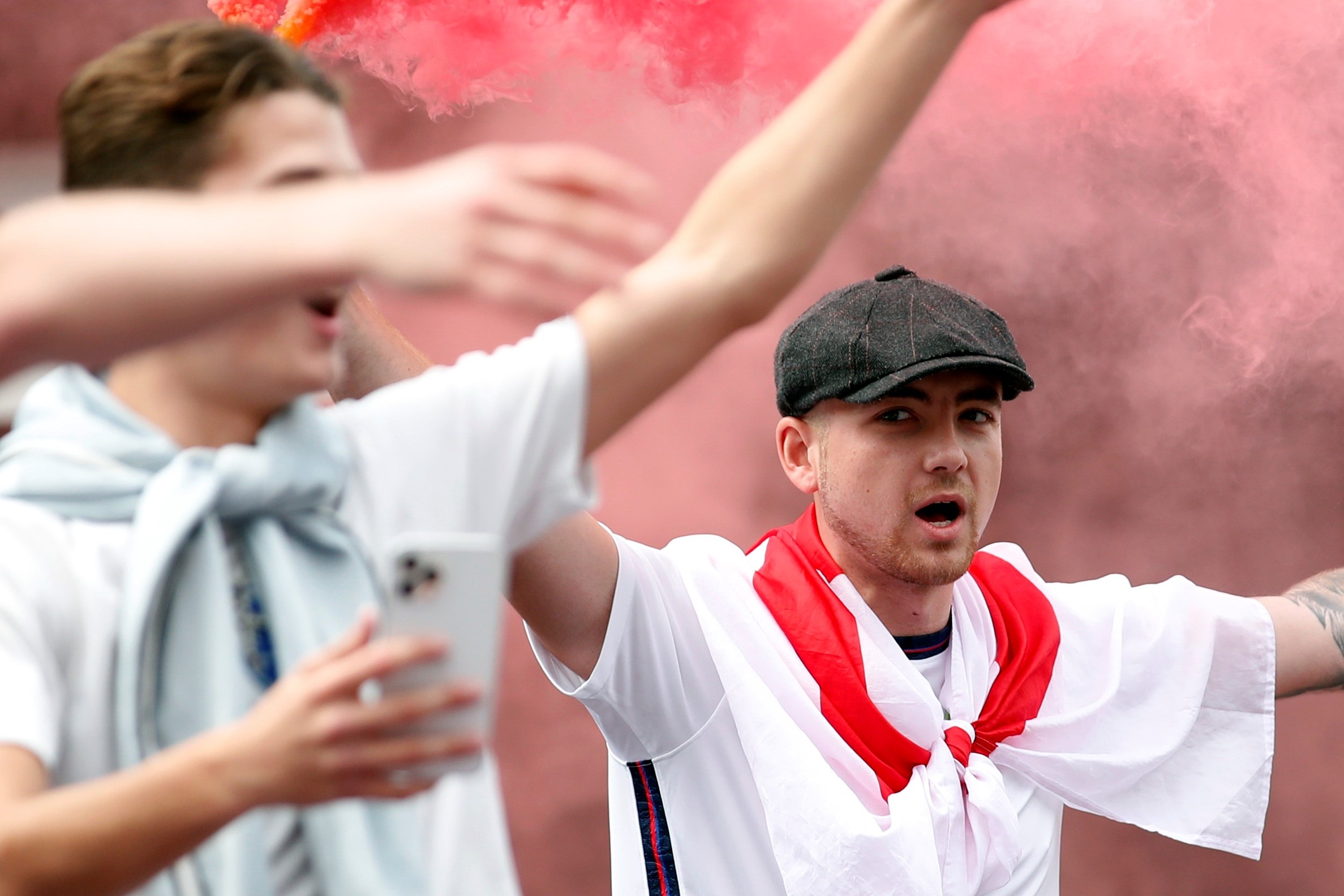 CDV Anh dot phao ngoai khach san cua tuyen Italy hinh anh