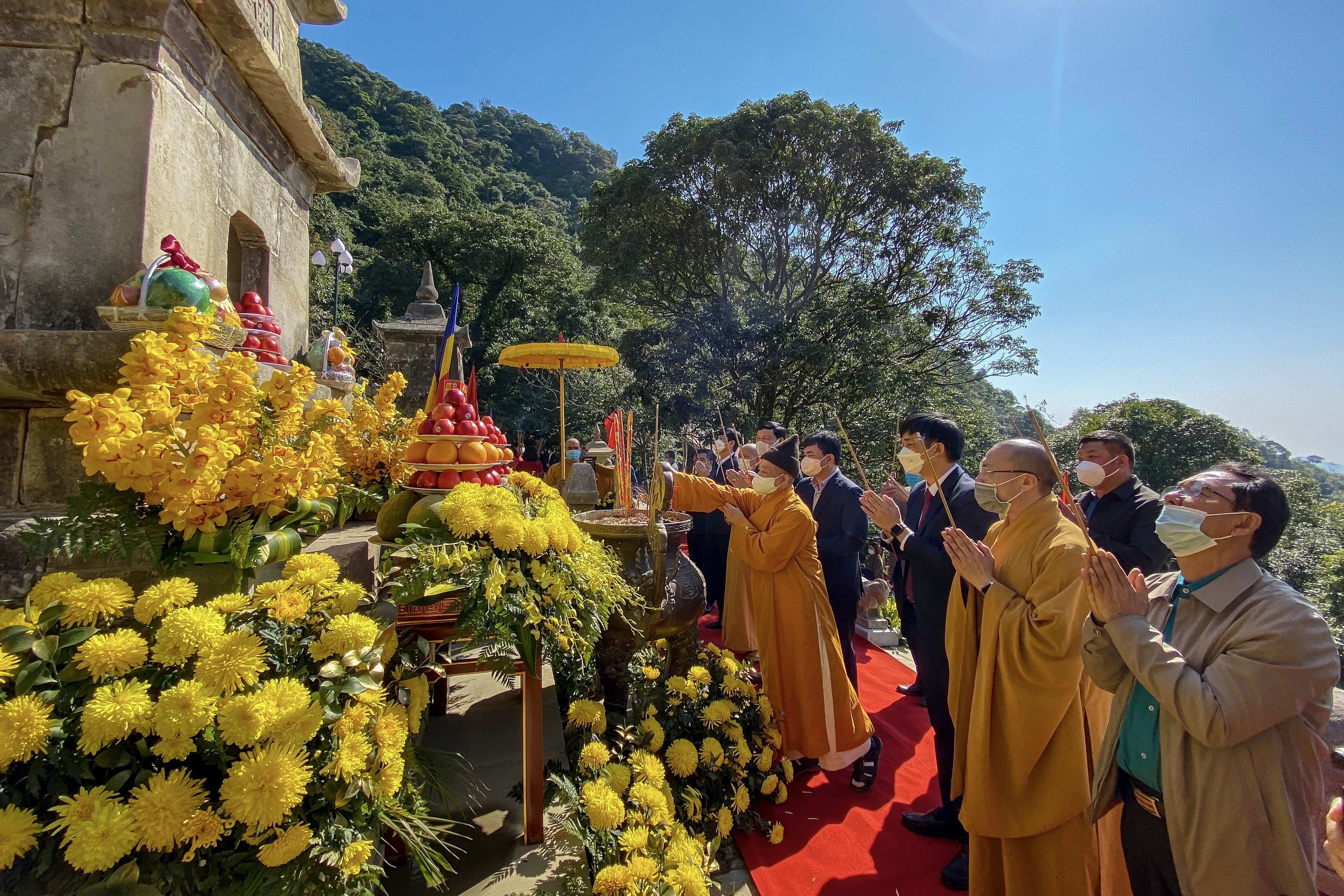 Ve Dong Trieu tham noi Phat hoang Tran Nhan Tong nhap niet ban hinh anh