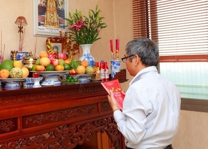 Goi y cach bai tri ban tho gia tien trong dip Tet hinh anh