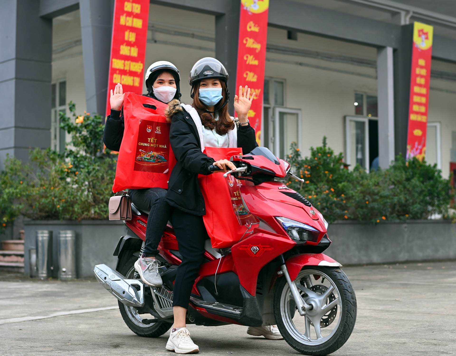 Nguoi lao dong xa nha anh 7