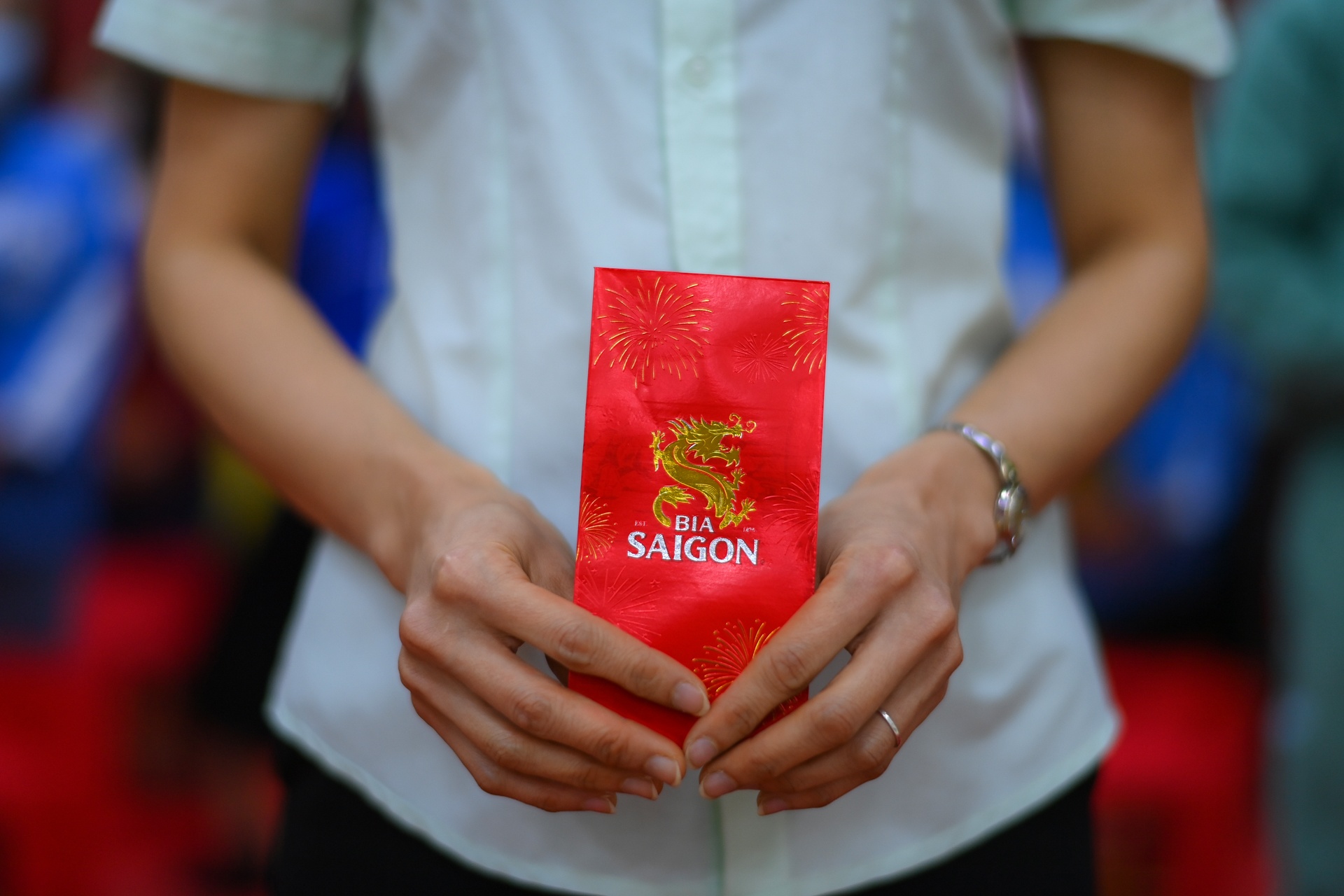 Nguoi lao dong xa nha anh 4