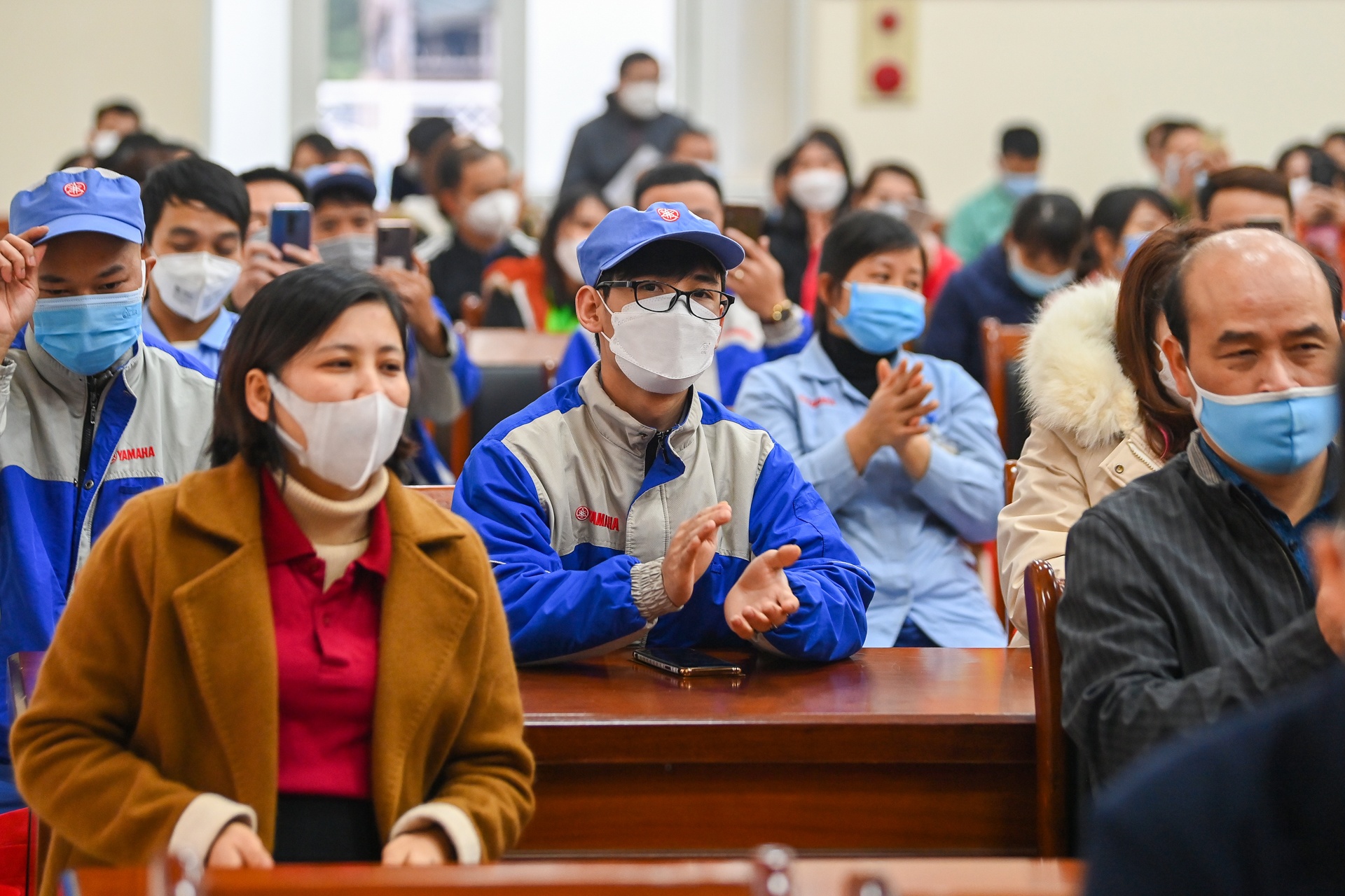 Nguoi lao dong xa nha anh 2