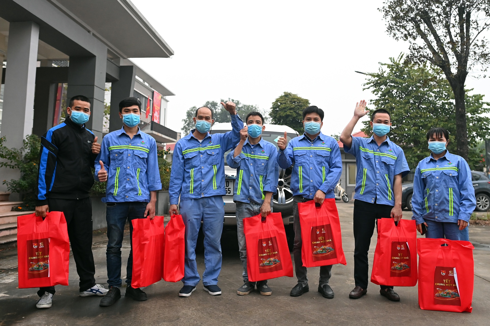 Nguoi lao dong xa nha anh 8