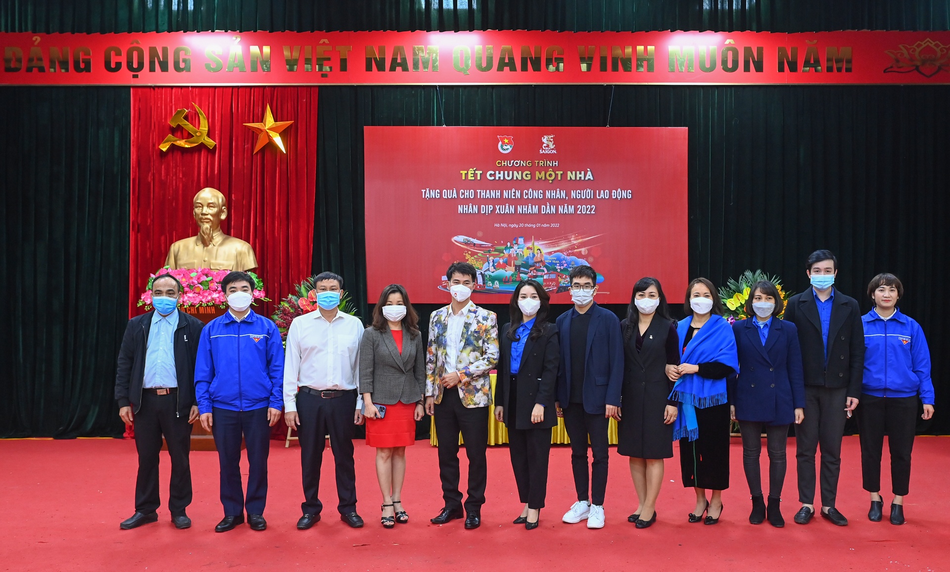 Nguoi lao dong xa nha anh 5