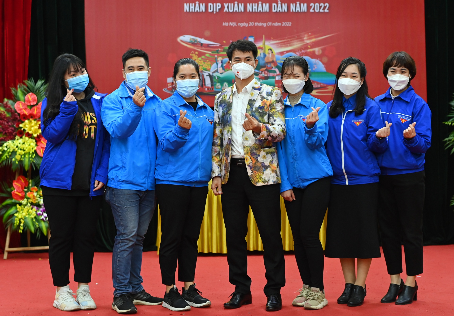 Nguoi lao dong xa nha anh 9