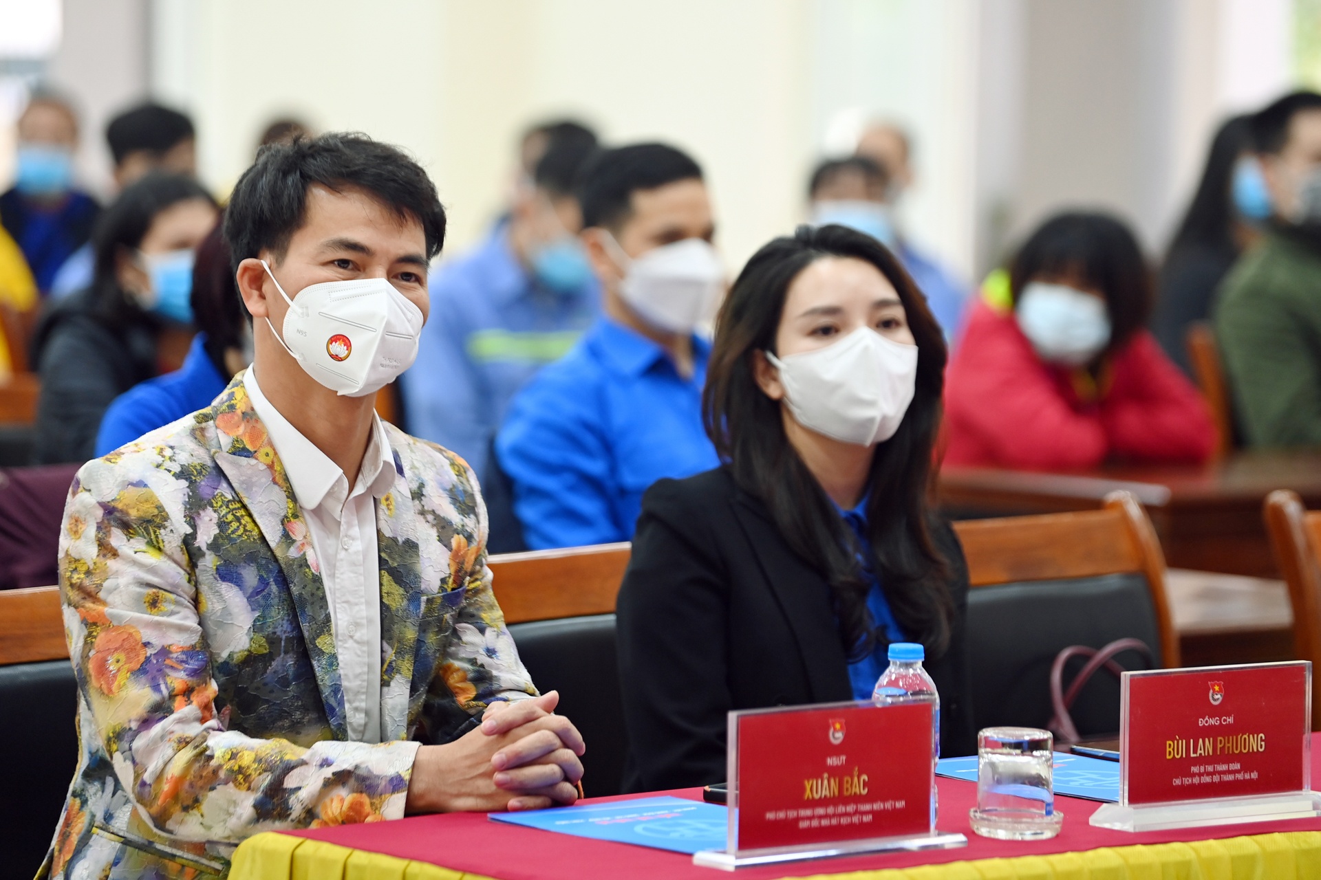 Nguoi lao dong xa nha anh 1