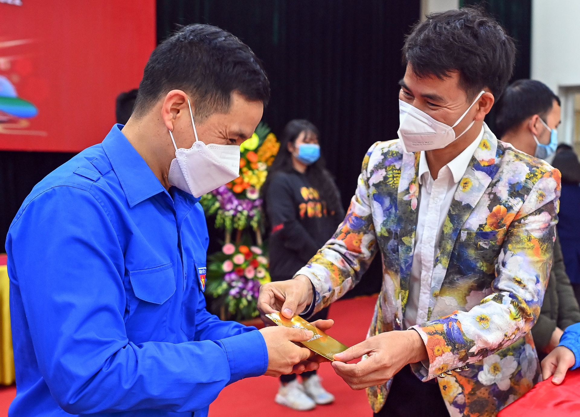 Nguoi lao dong xa nha anh 2