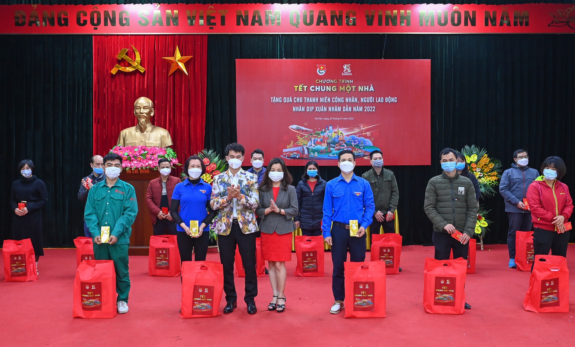 Nguoi lao dong xa nha anh 4