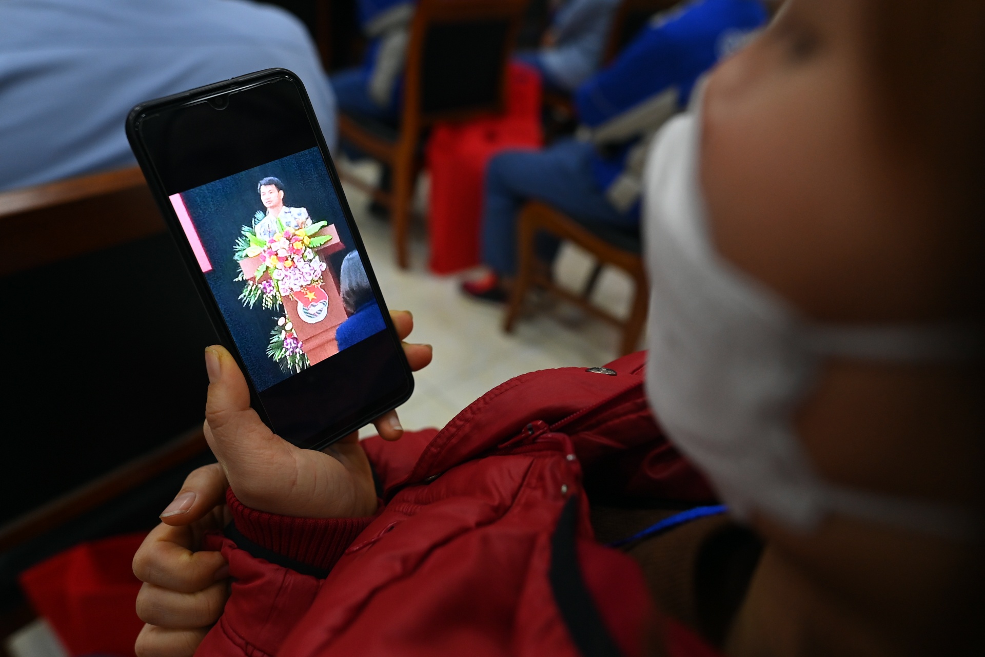 Nguoi lao dong xa nha anh 7