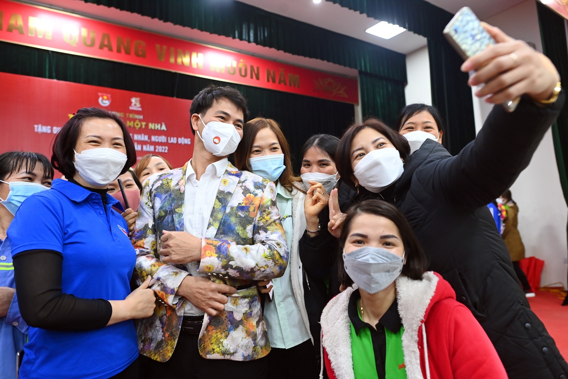 Nguoi lao dong xa nha anh 8