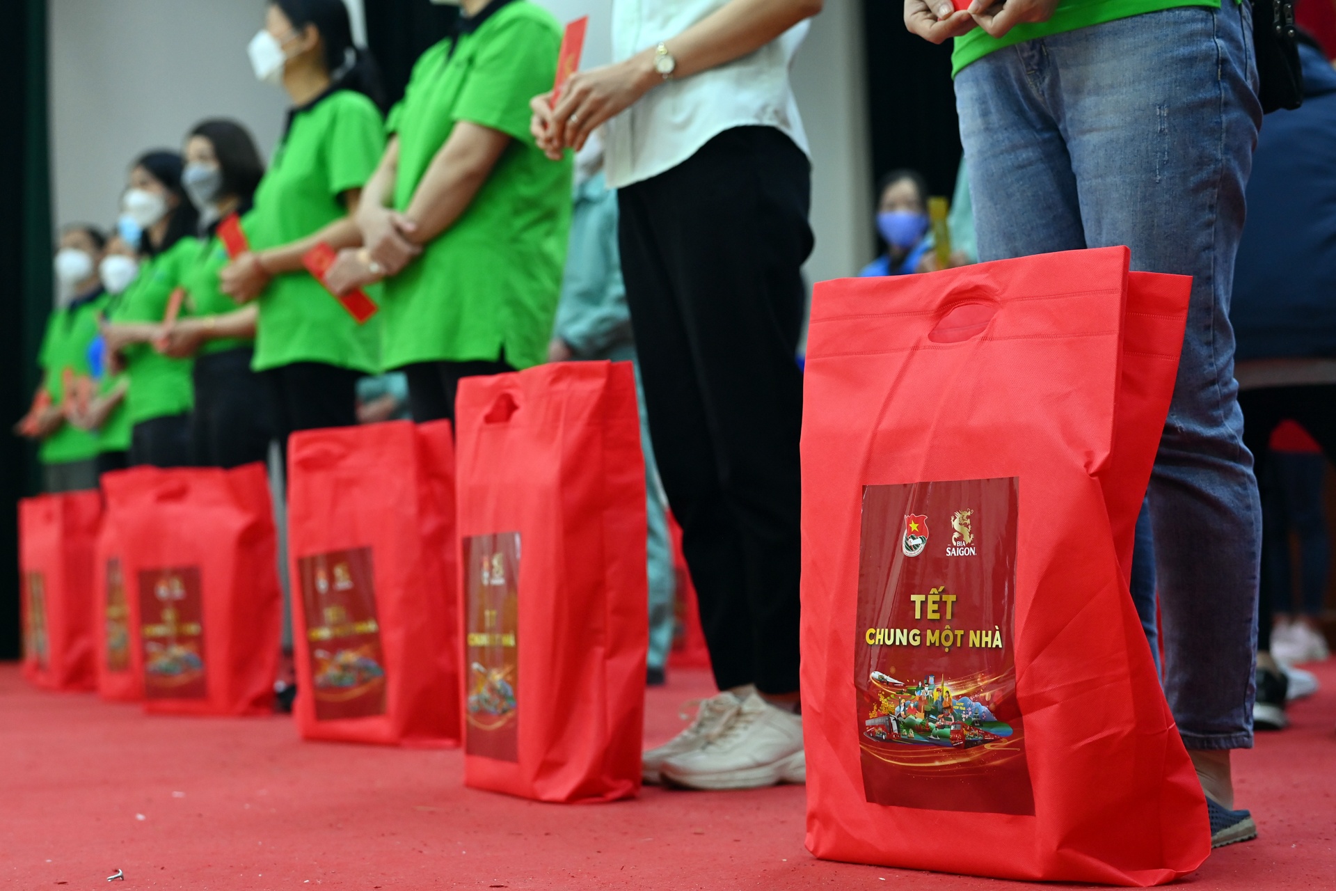 Nguoi lao dong xa nha anh 3