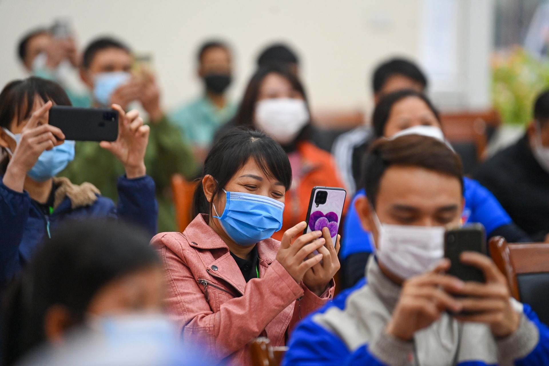 Nguoi lao dong xa nha anh 6