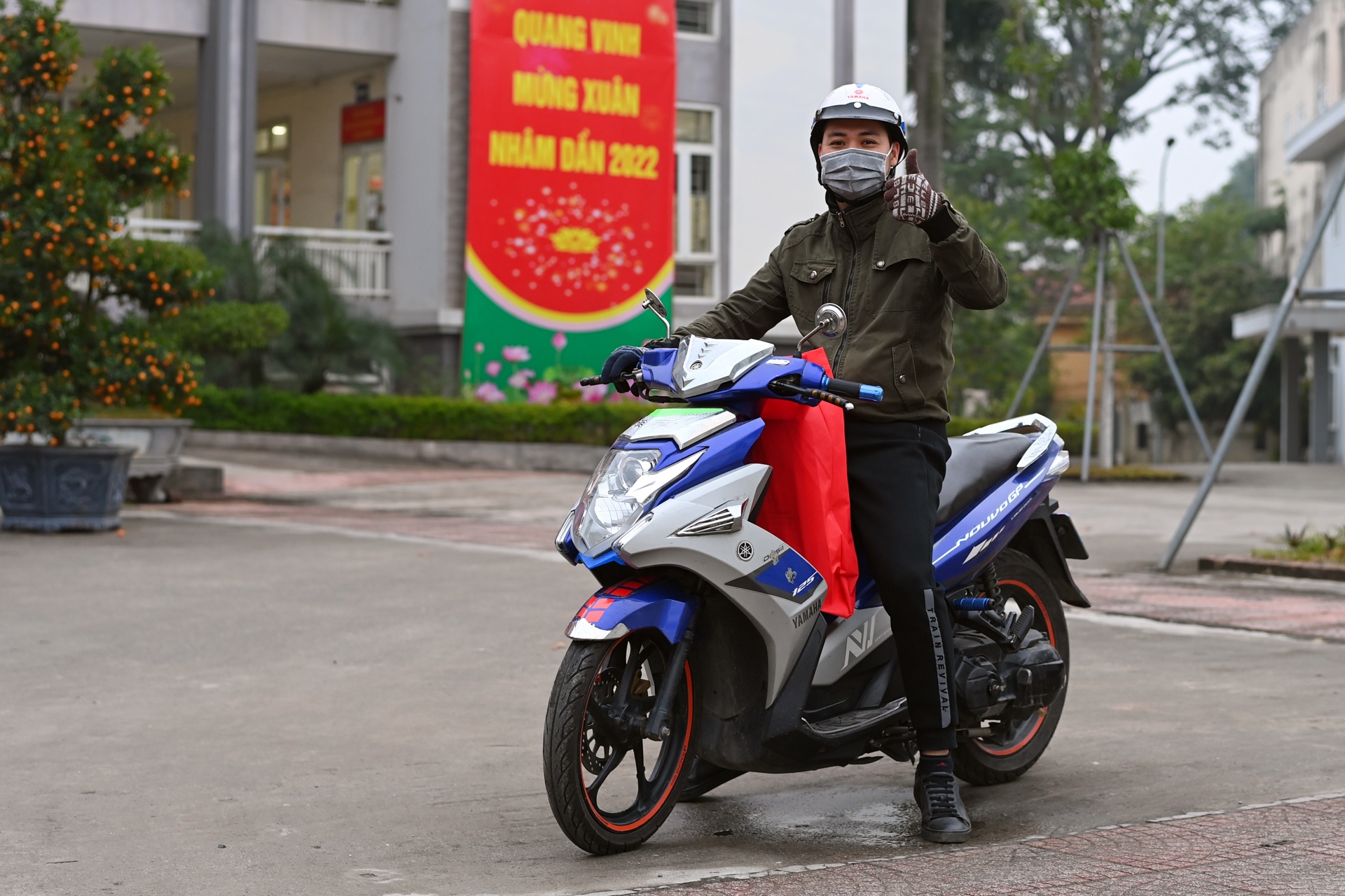 Nguoi lao dong xa nha anh 10