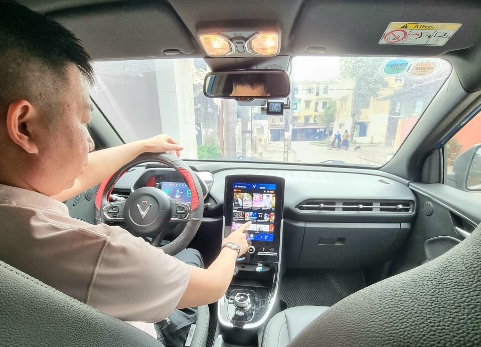 'Xem video tren FPT Play trong luc sac VF e34 thuc su thu gian' hinh anh