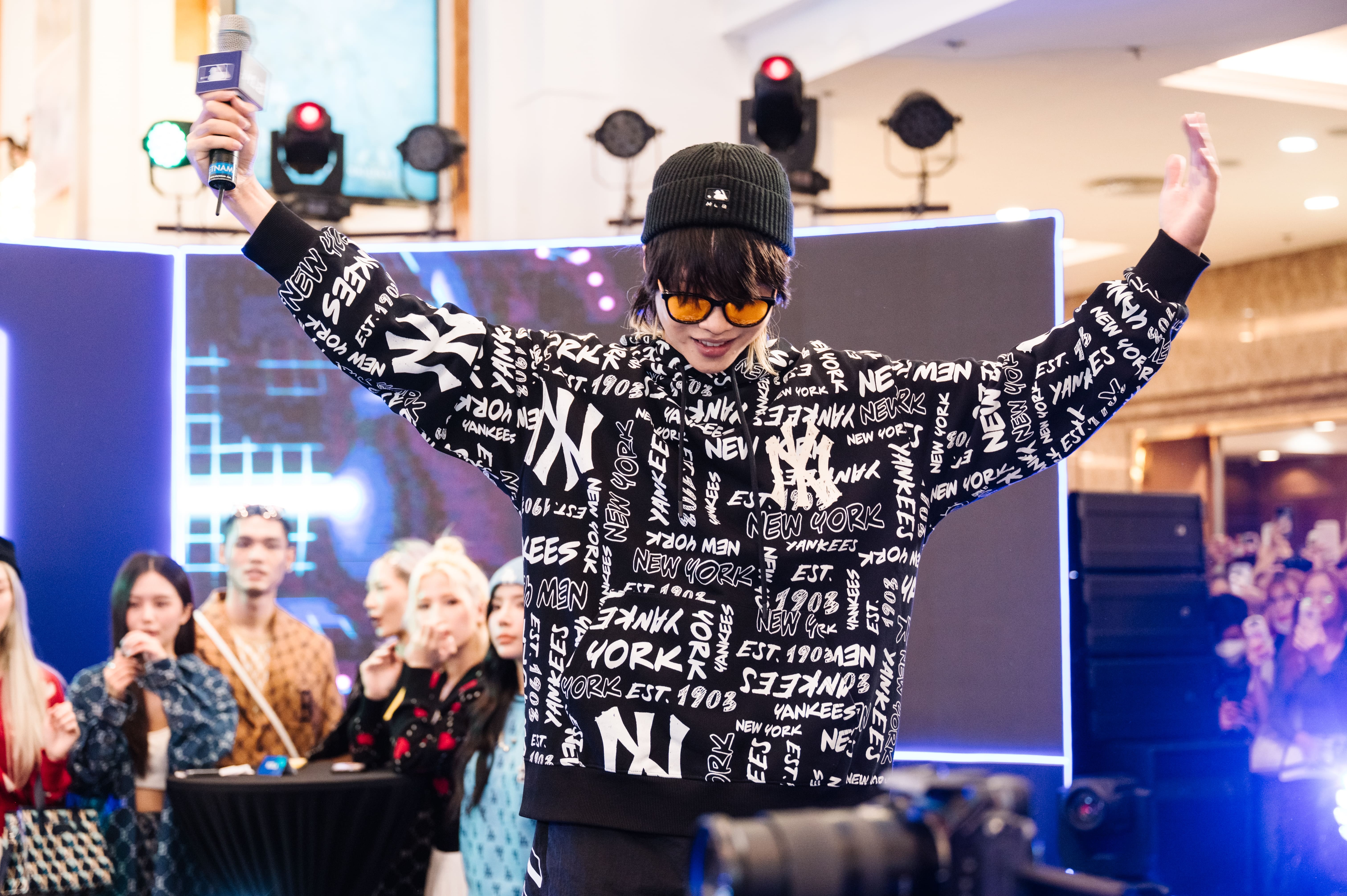 MLB cung dan rapper dinh dam khuay dong Vincom Royal City hinh anh