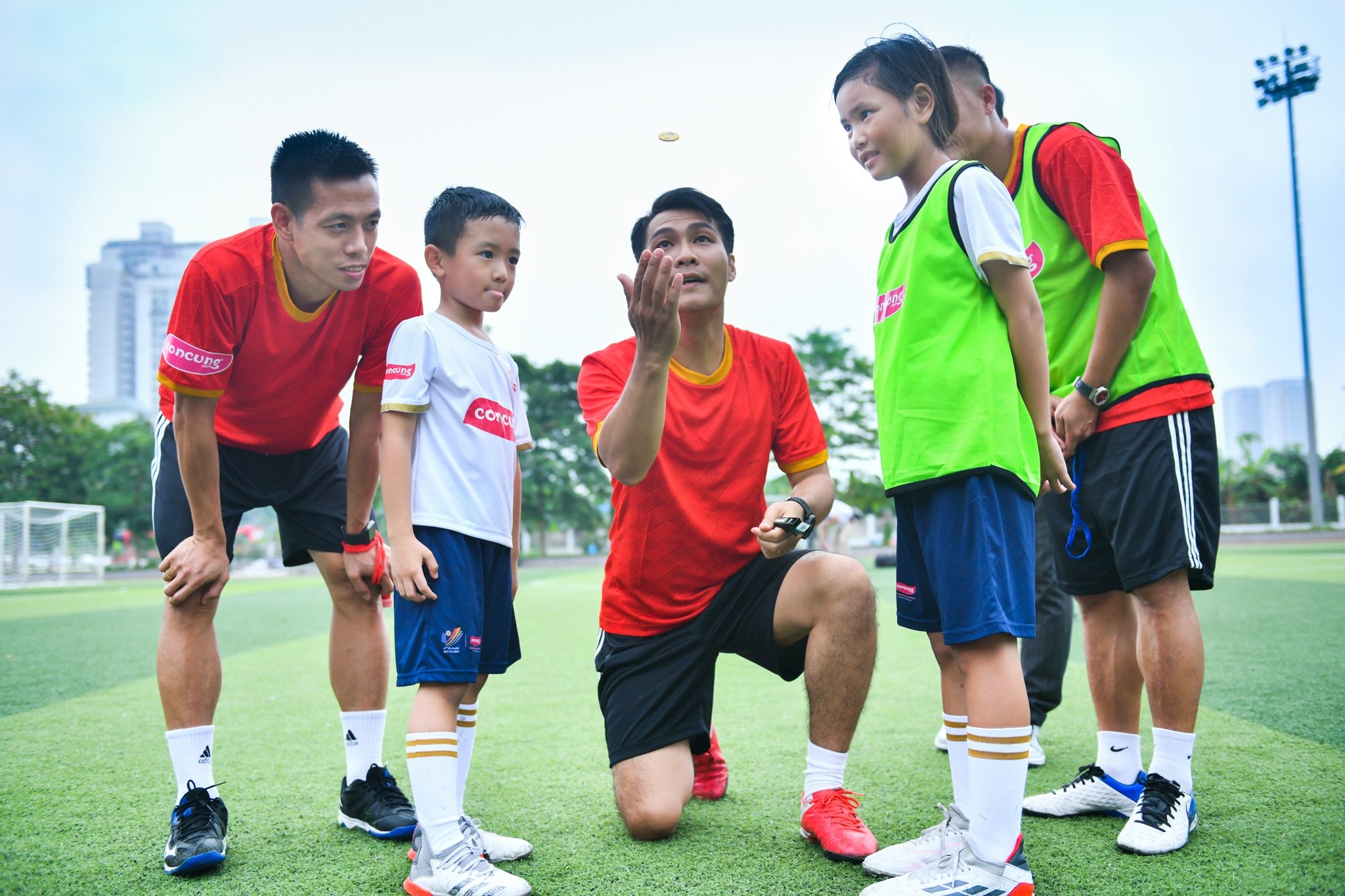 14 em be trai nghiem tran dau mo phong chung ket SEA Games 31 hinh anh