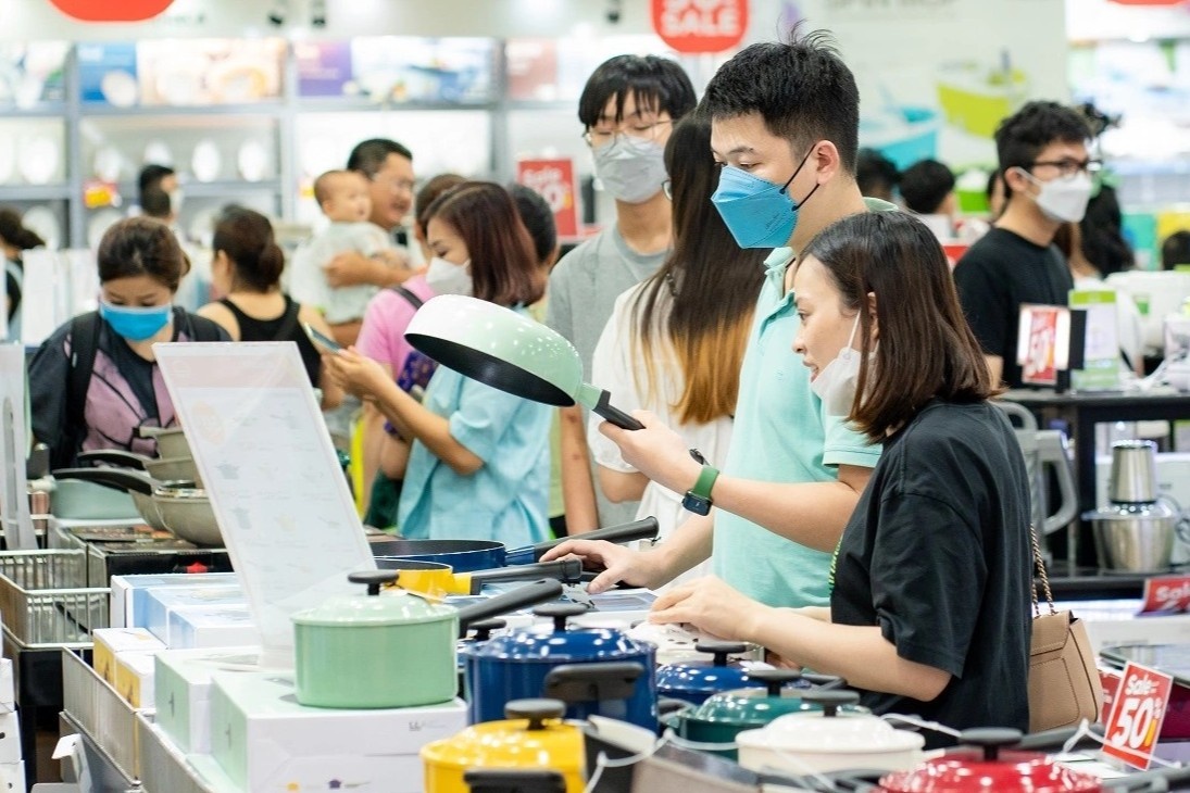 Nguoi tieu dung trai nghiem 'Le hoi mua sam Do 2022' tai Vincom hinh anh