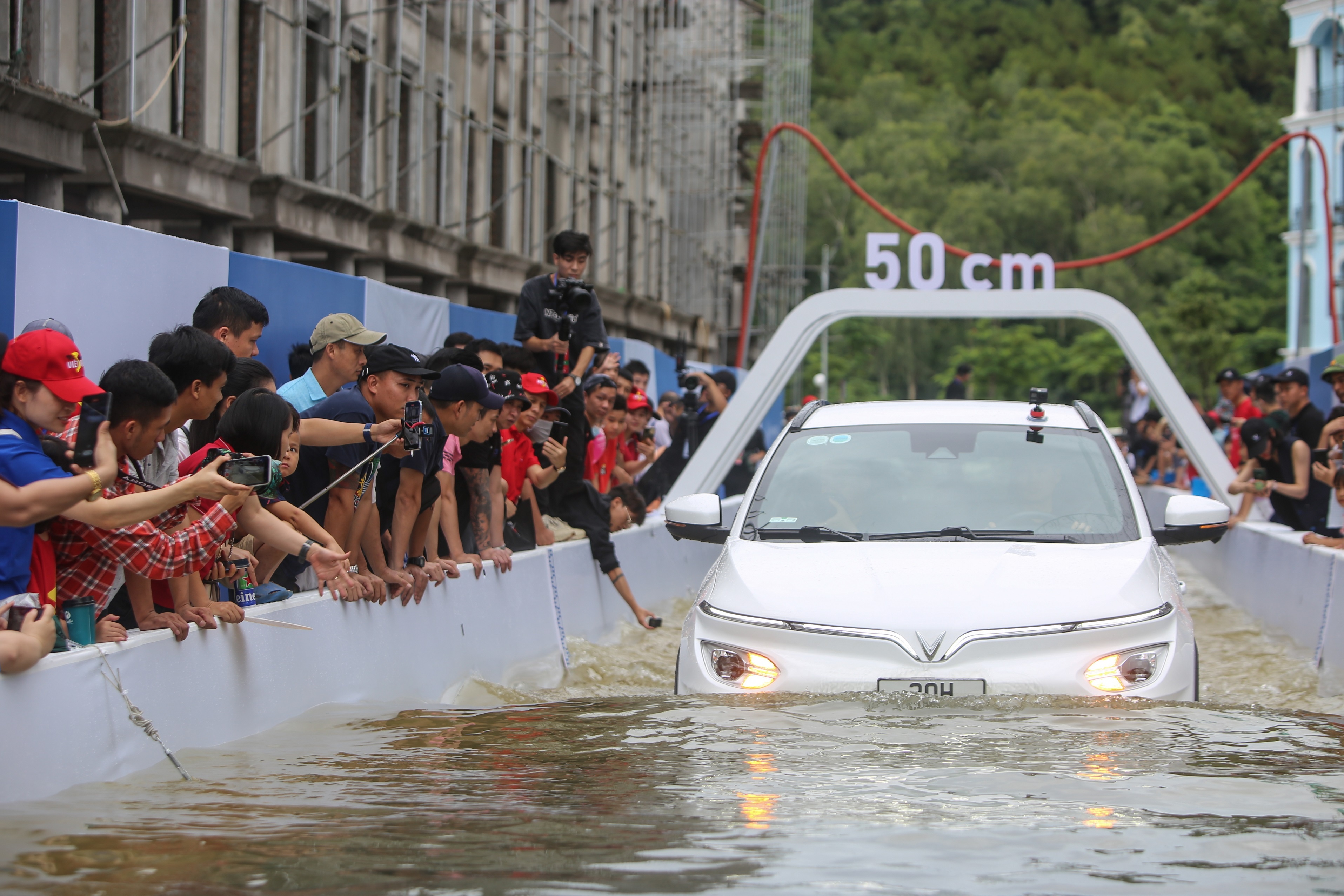 Video - Oto dien VF e34 trinh dien kha nang vuot duong ngap nuoc hinh anh