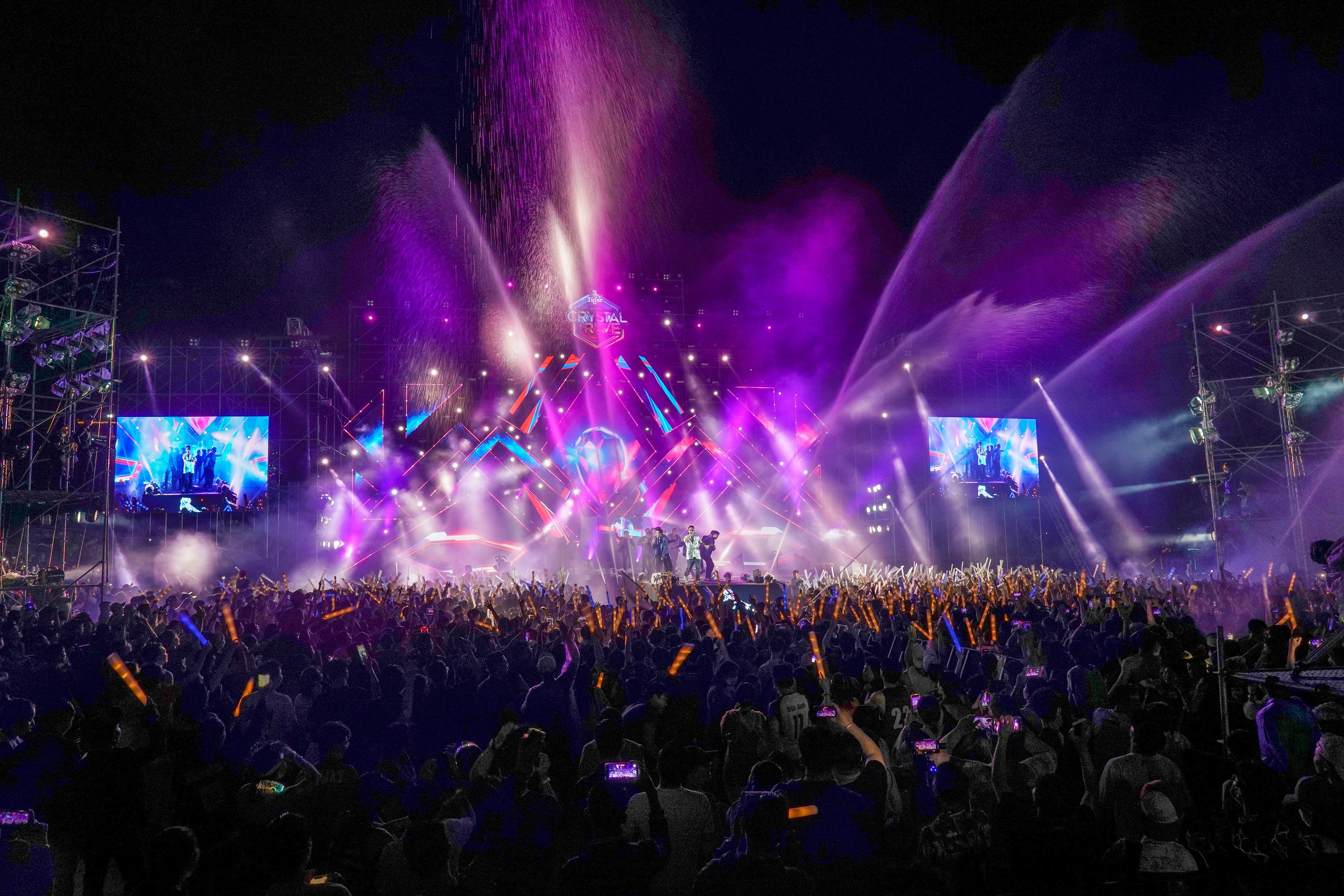 Video - Hanh trinh ghi dau mua he bung chay dam me cung Tiger Crystal hinh anh