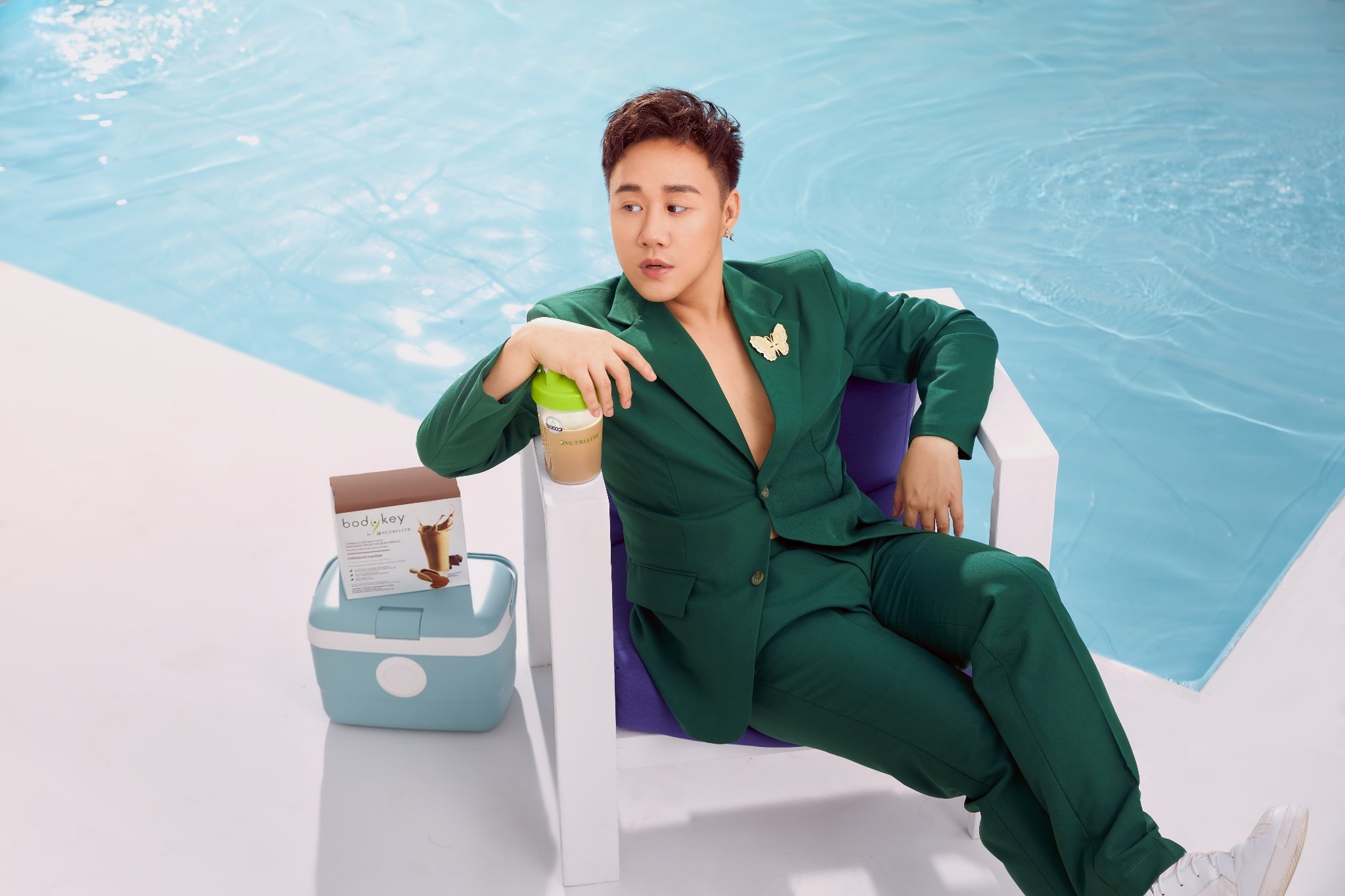 Trung Quan gay bat ngo voi voc dang thon gon hinh anh