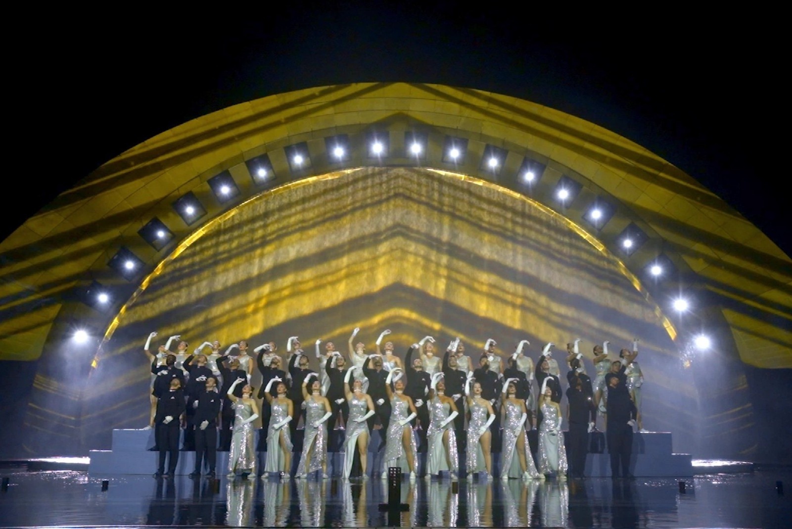 'Chasing the sun' thoi bung cam xuc cho 'New Year Countdown 2023' hinh anh