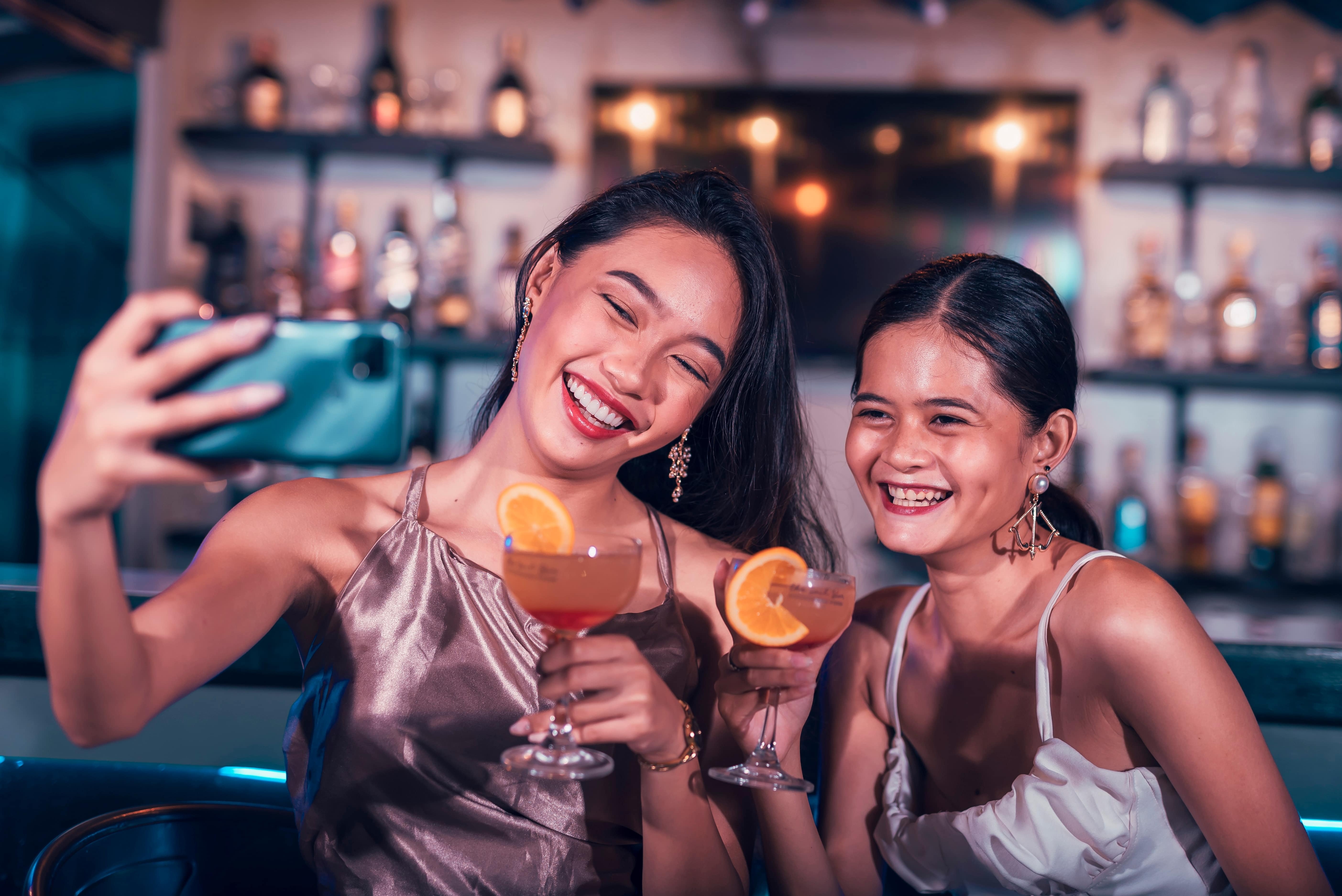 Chuyen di bar vao dem giao thua hinh anh