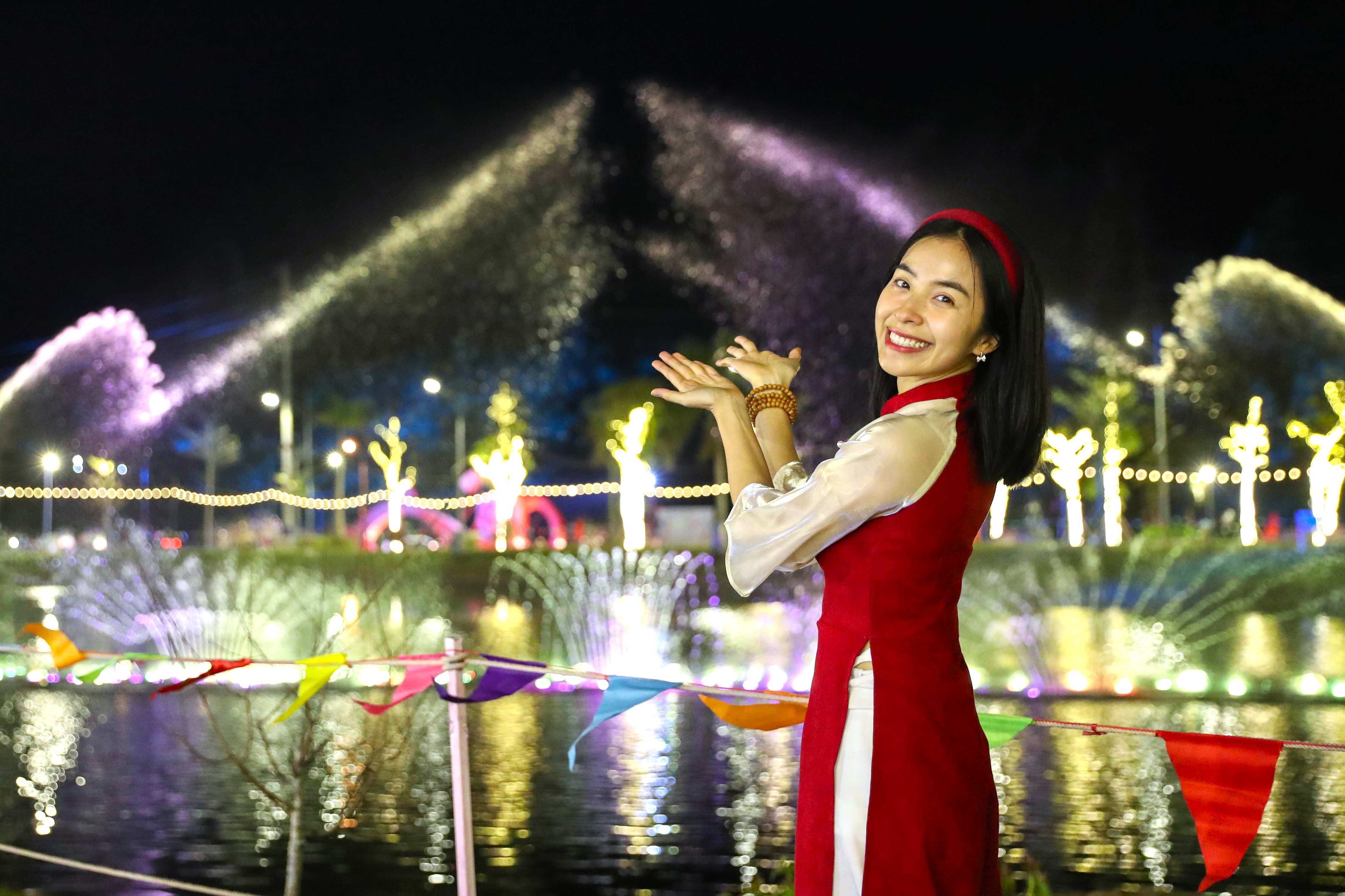 Du khach tray hoi hoa dao, ngam nhac nuoc tai Lang Son hinh anh