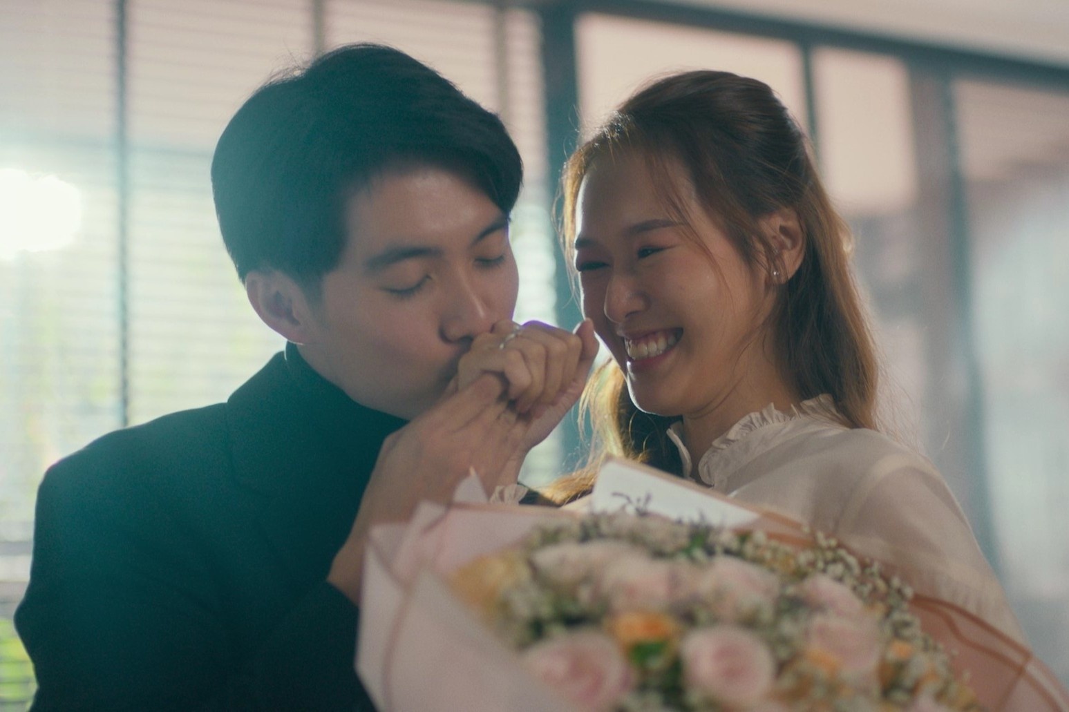 Phim ngan dip Valentine cua PNJ co vu dan ong Viet cau hon hinh anh