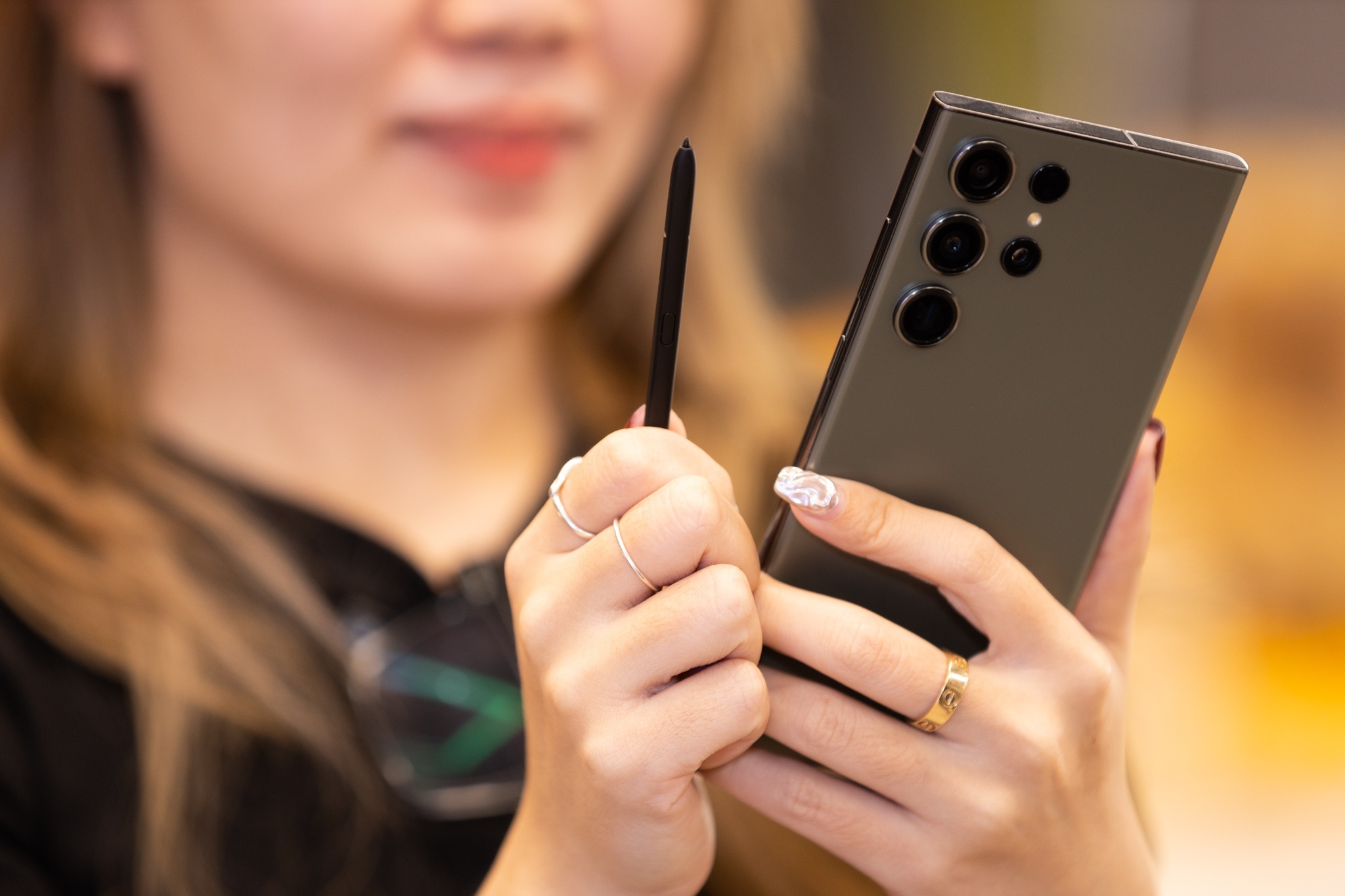 Galaxy S23 Ultra gay sot nho mang troi dem, idol den gan nguoi dung hinh anh