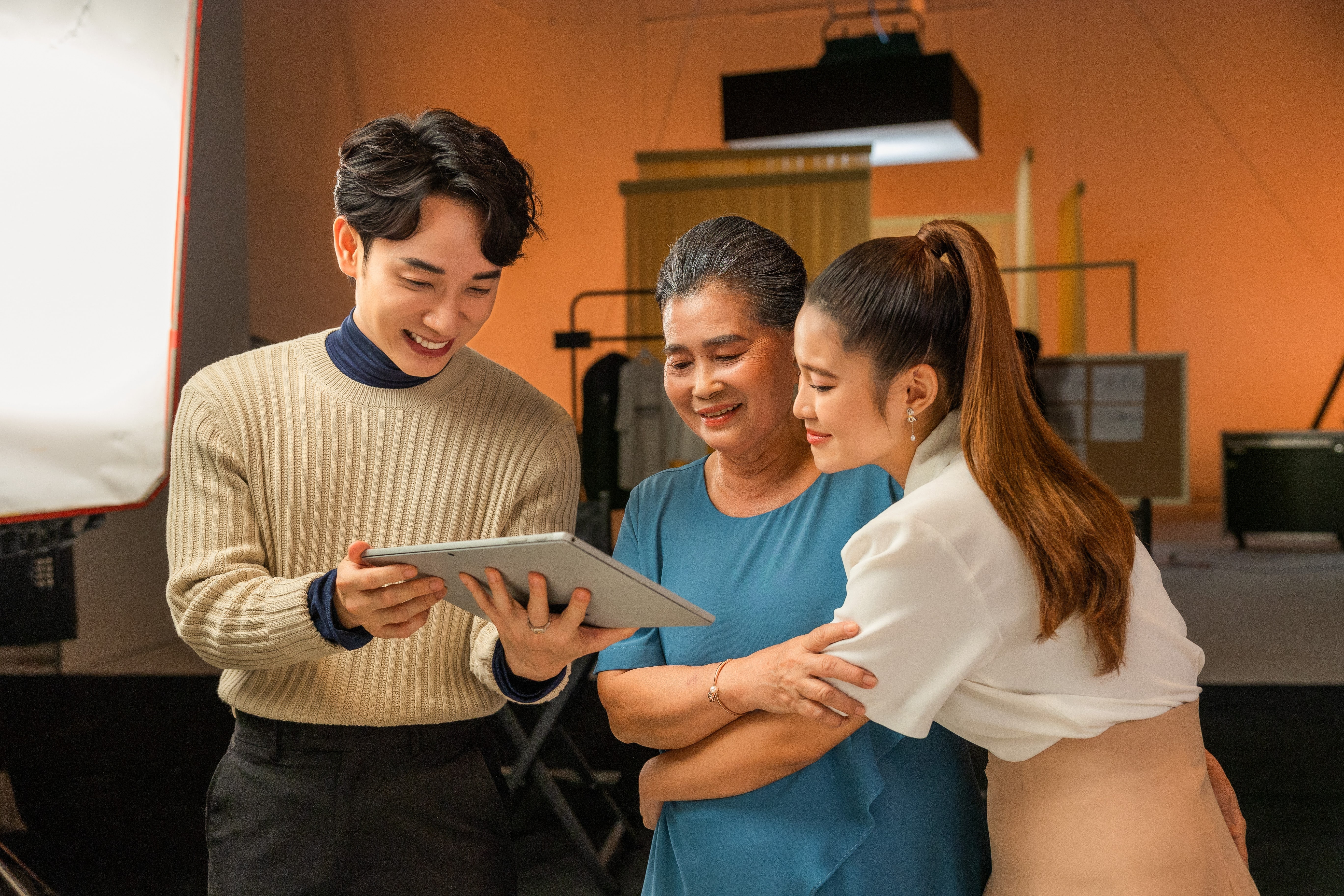 Truc Nhan ra mat MV gui gam thong diep ve gia dinh hinh anh