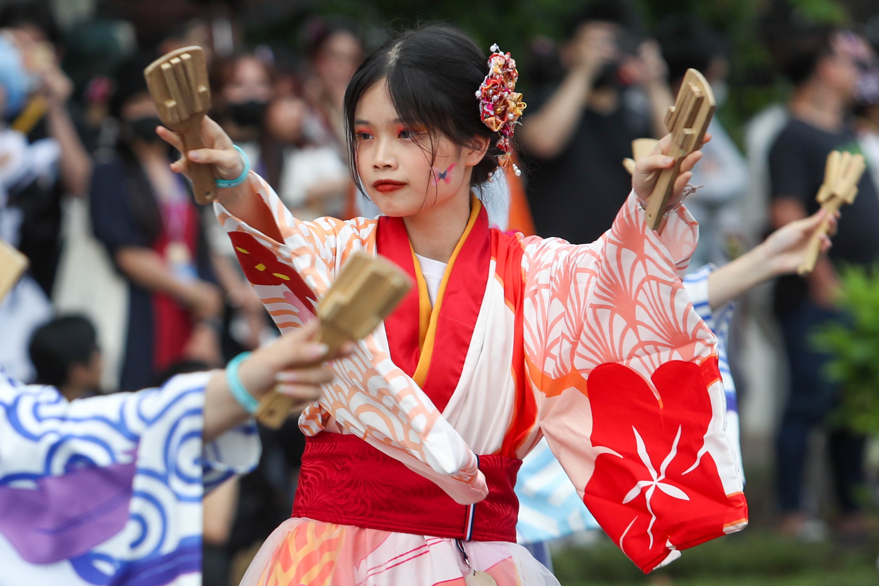 Nguoi dan Ha Noi xem dieu hanh Yosakoi tai pho di bo Pont de Long Bien hinh anh