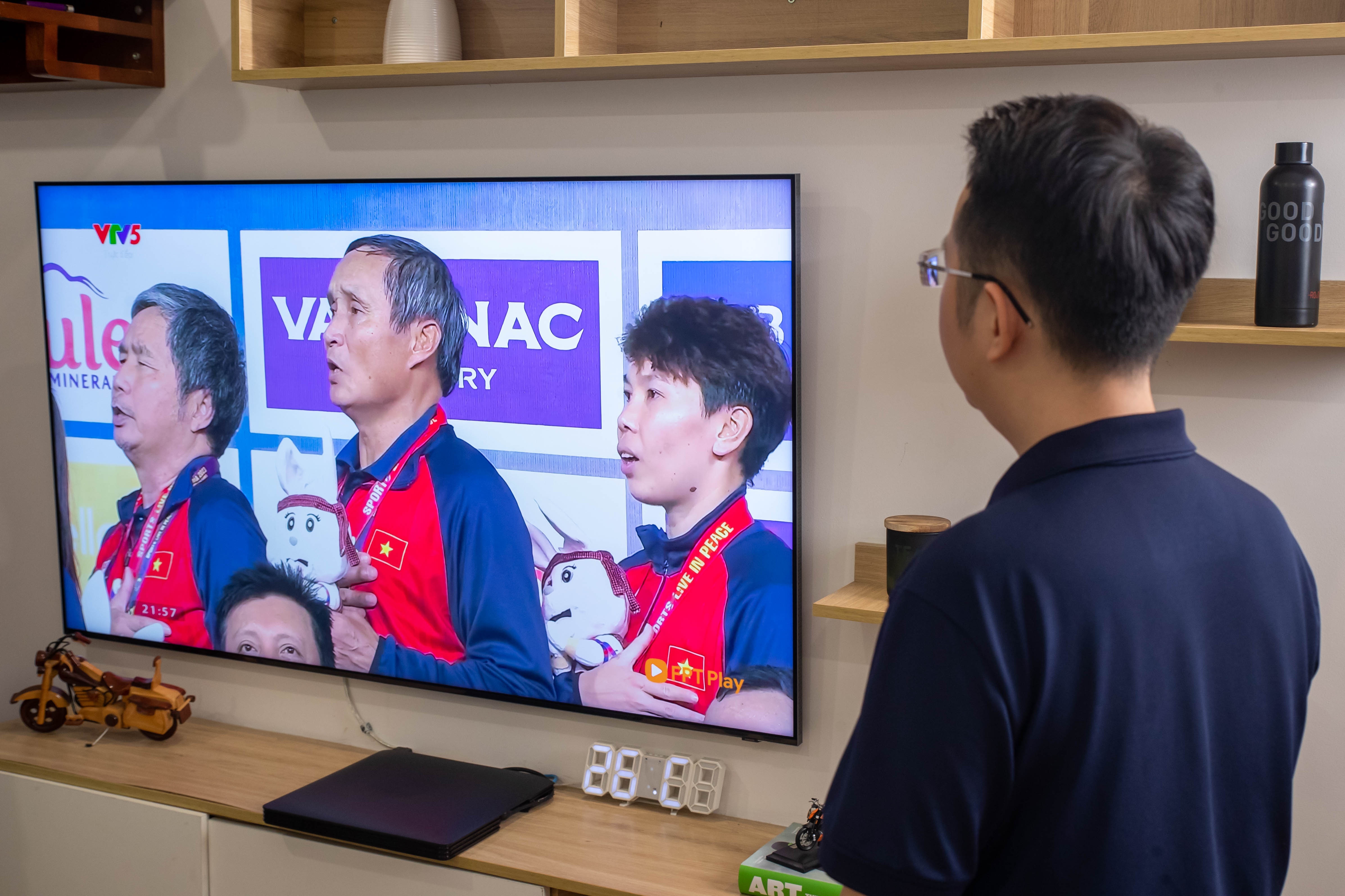 BLV Viet Khue: 'HLV Mai Duc Chung la nguoi dan ong vi dai' hinh anh