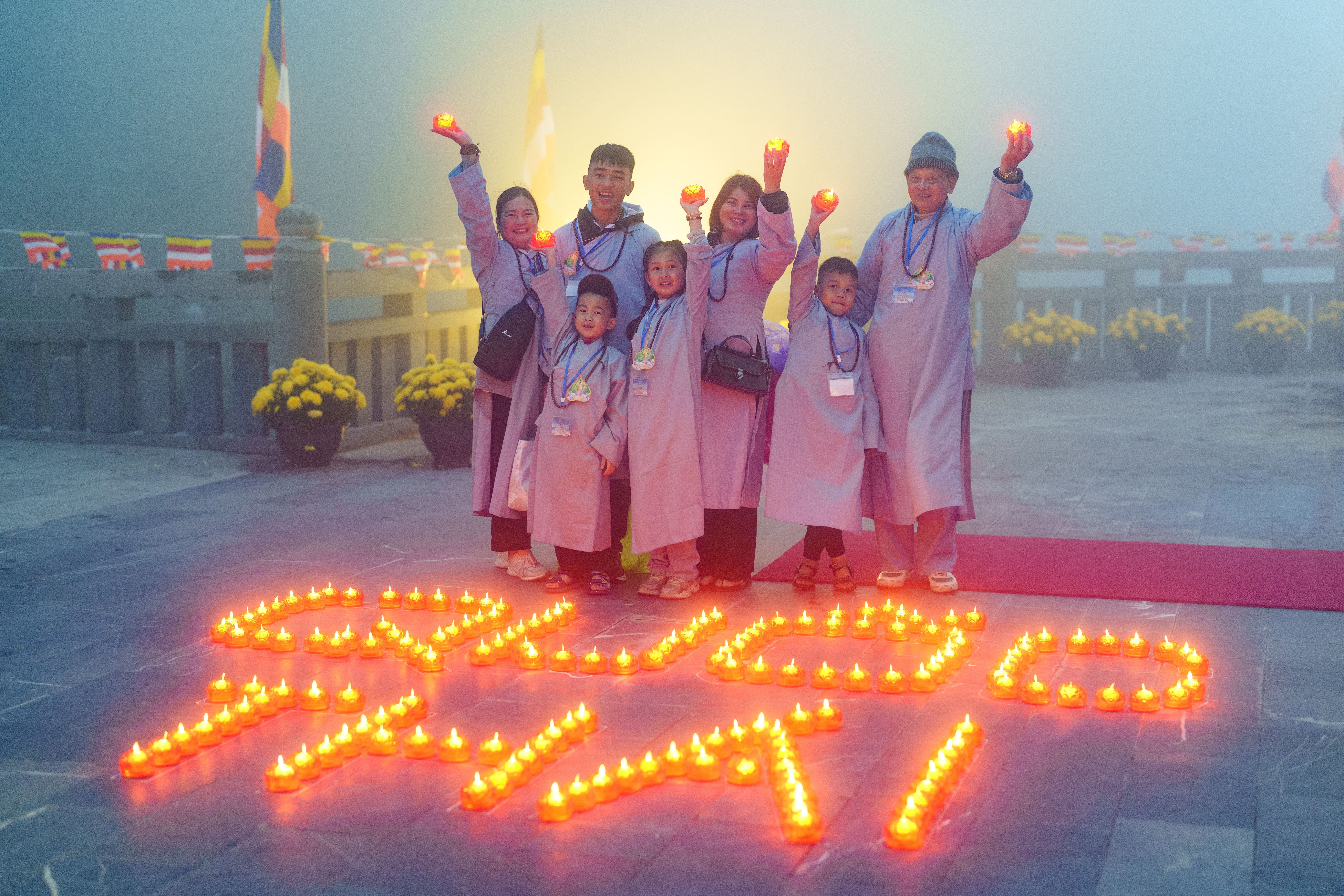 Fansipan la noi dien ra nhieu hoat dong y nghia kinh mung Phat dan hinh anh