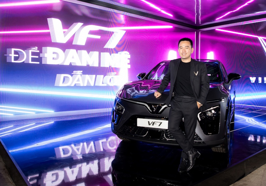 NTK Le Thanh Hoa: 'VF 7 la tac pham nghe thuat truyen cam hung' hinh anh