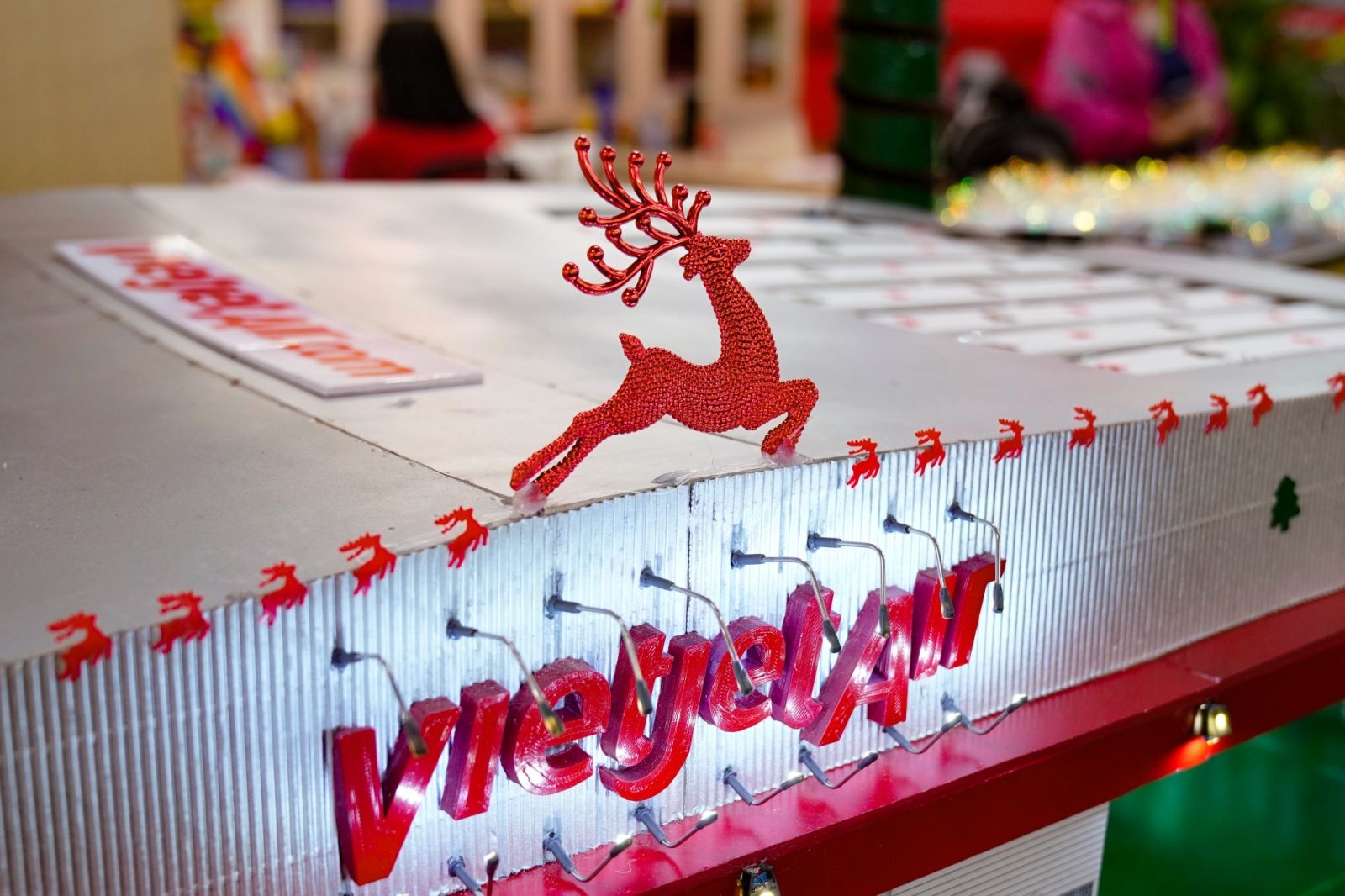 Kham pha van phong ngap khong khi Giang sinh cua Vietjet hinh anh