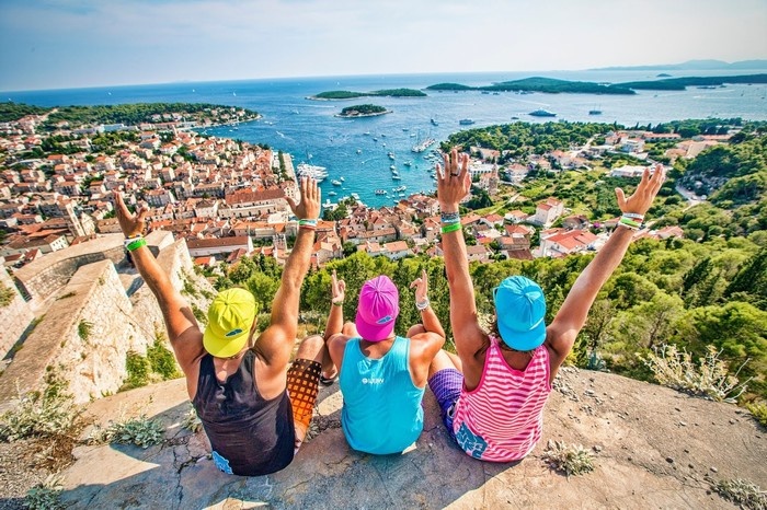 Nguoi tre chon khac biet, thoa suc thu trai nghiem moi moi ngay hinh anh