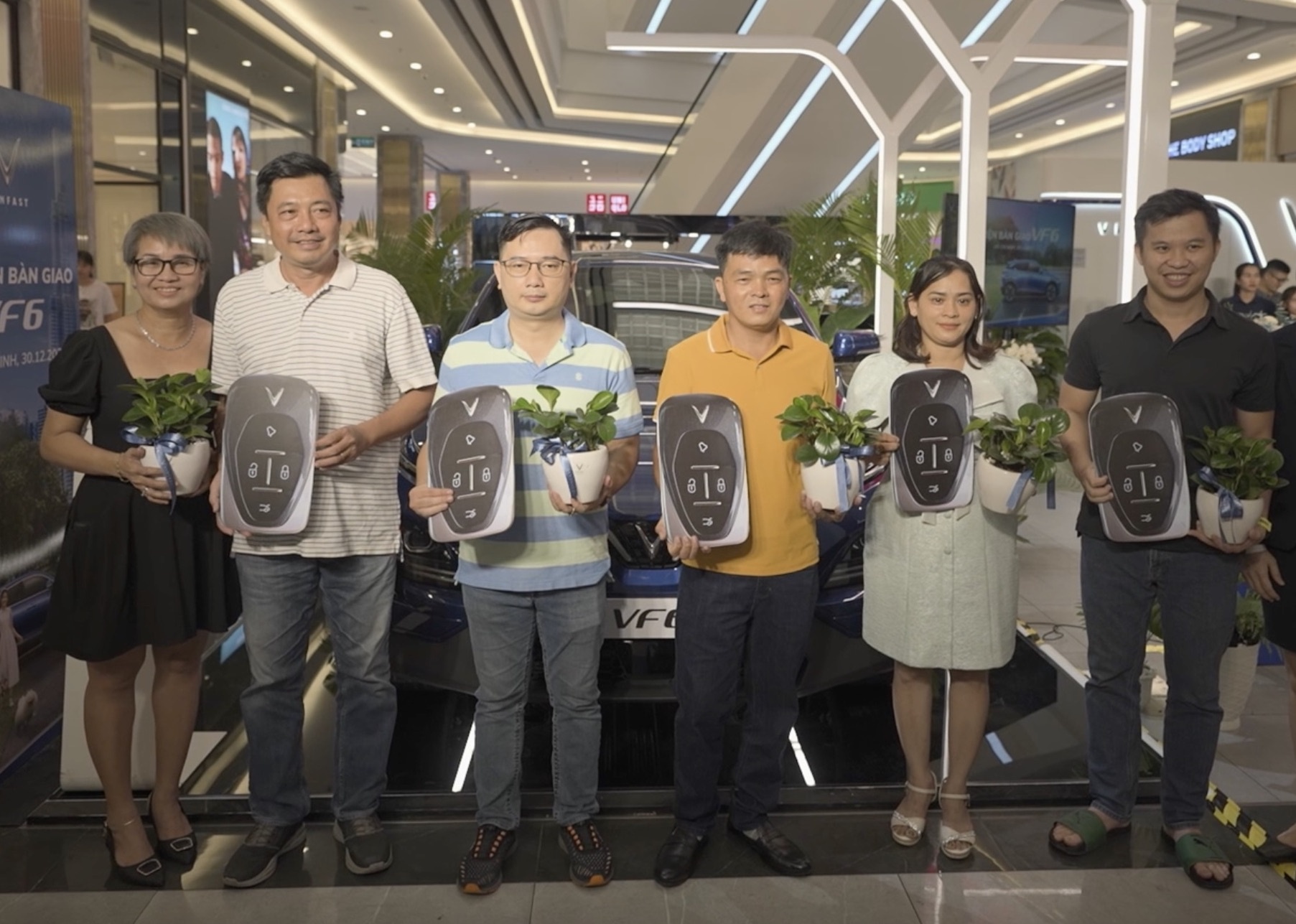 VinFast giao VF 6 cho nhung khach hang dau tien hinh anh