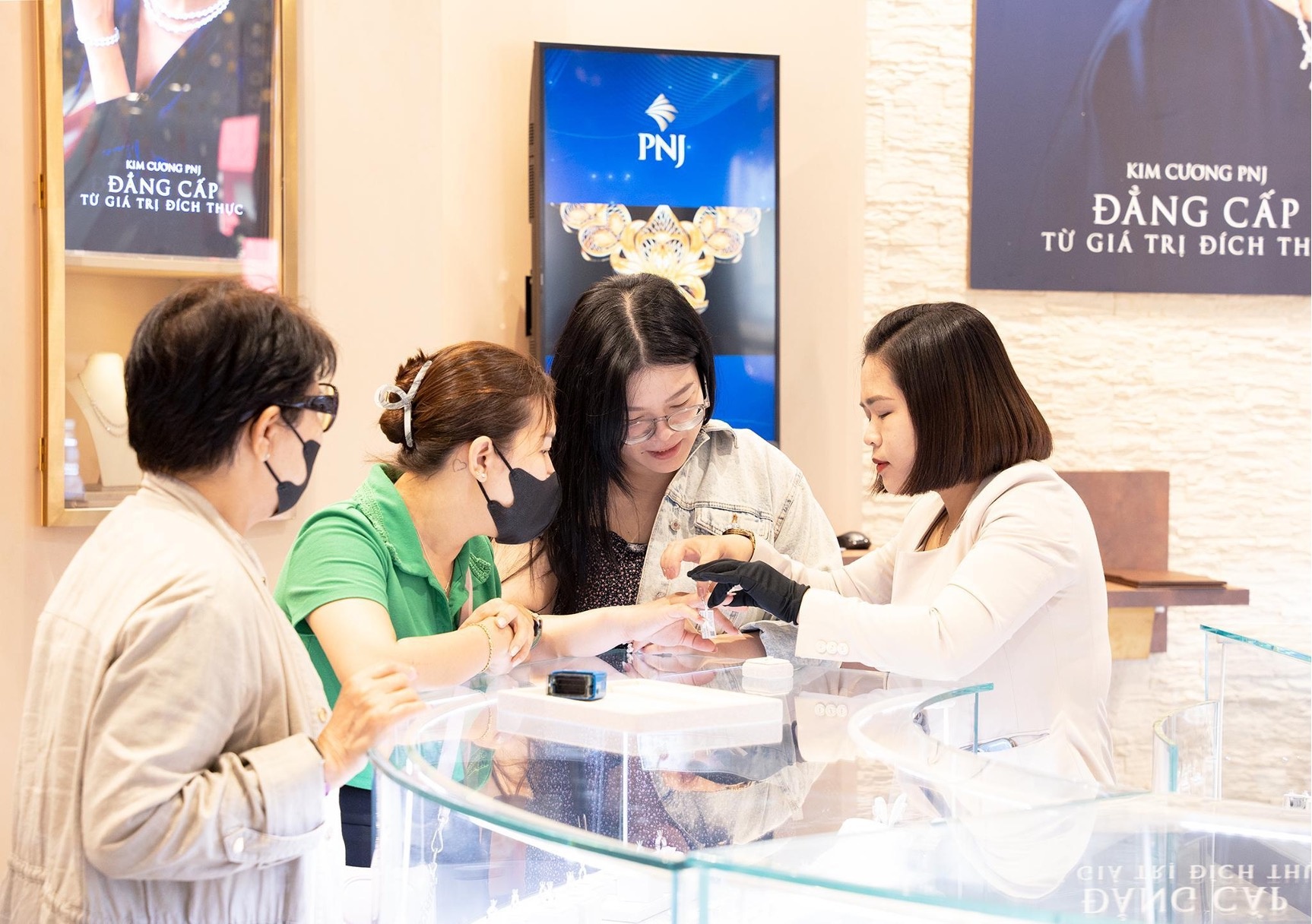 Nguoi dan 'xin via' Than Tai som tai PNJ hinh anh