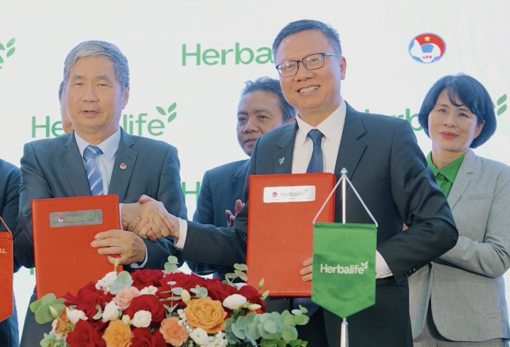 Herbalife tiep tuc dong hanh cac doi tuyen bong da Viet Nam them 3 nam hinh anh