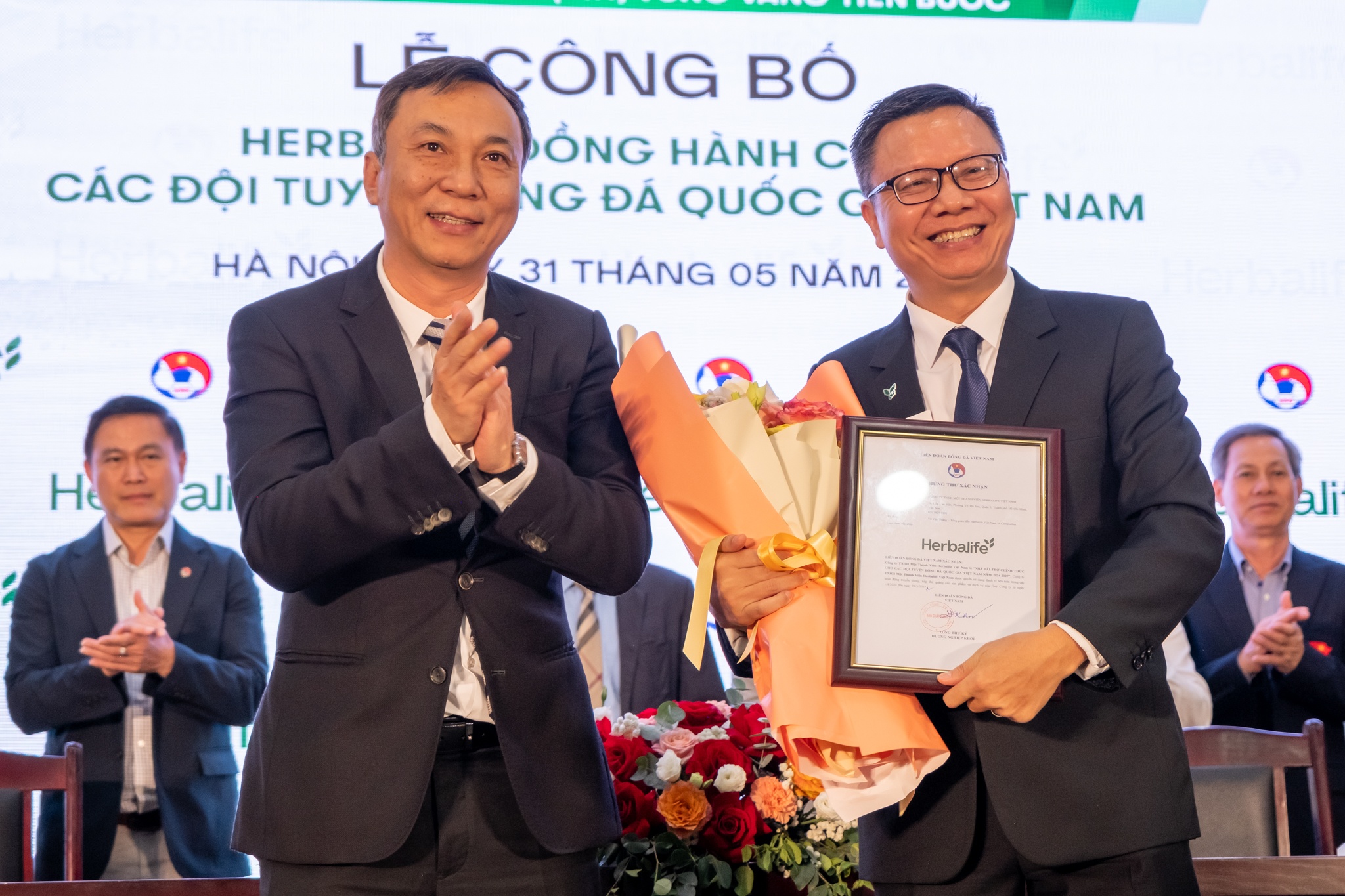 Herbalife gia han tai tro cac doi tuyen bong da quoc gia Viet Nam hinh anh