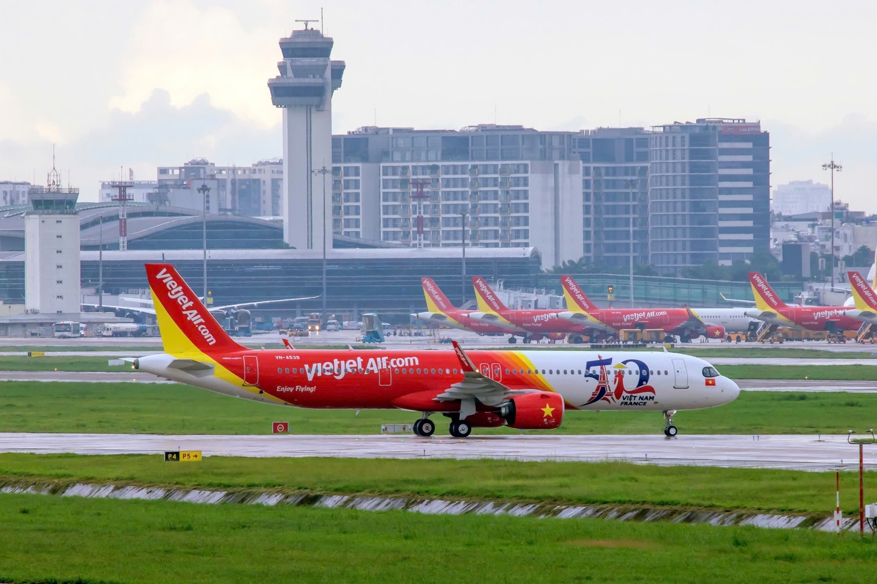 Vietjet tang hanh khach dai tiec ve bay tu 0 dong hinh anh