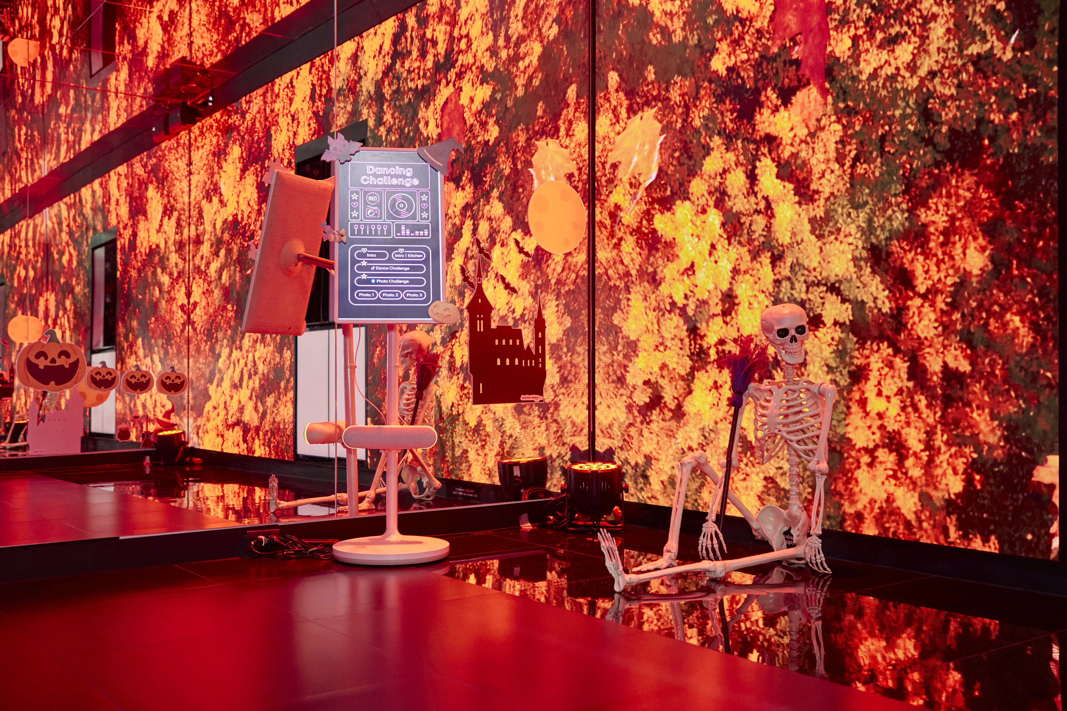 Another Saigon by LG - khong gian dam chat Halloween giua Sai thanh hinh anh