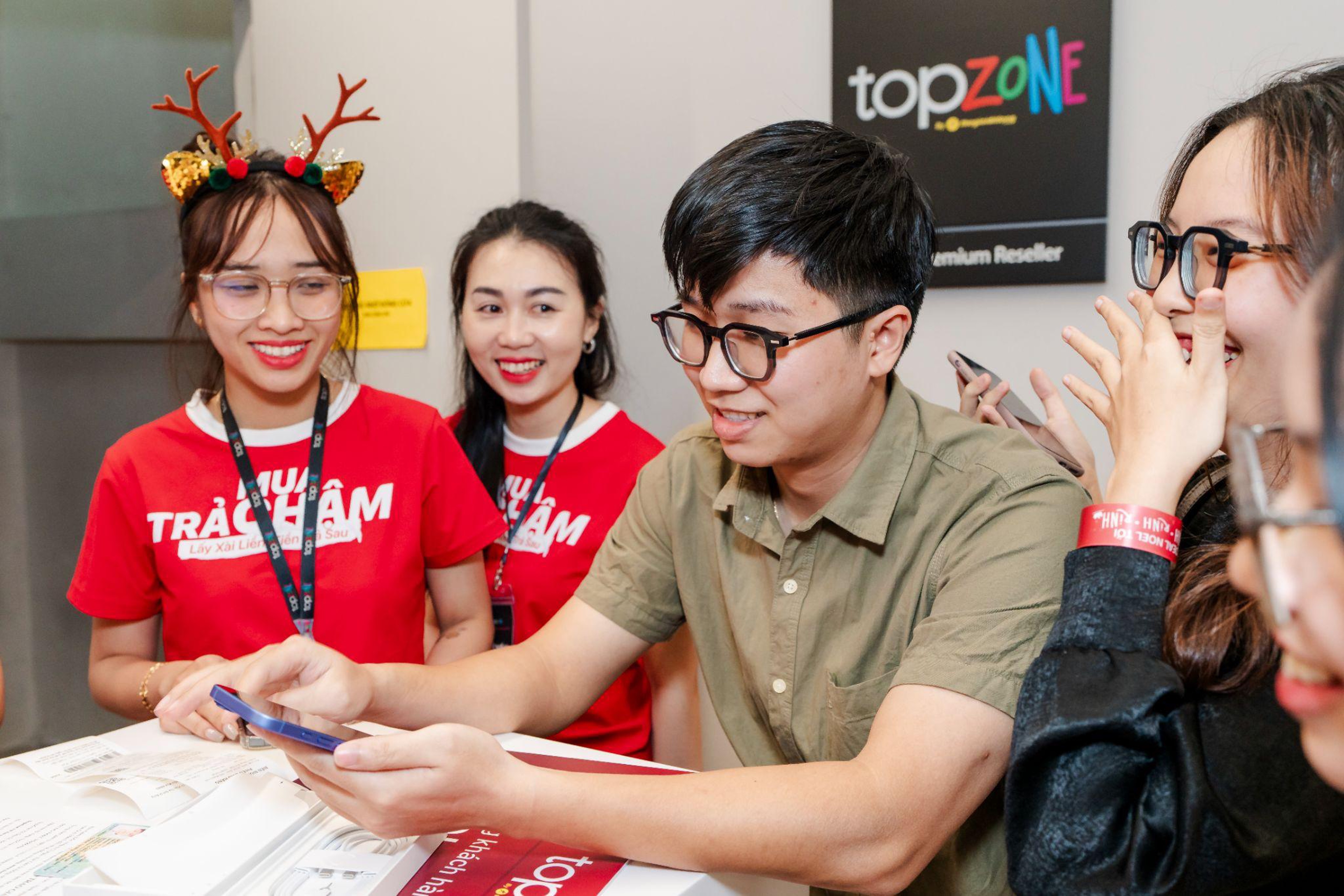 TopZone tung dac quyen tri an khach VIP dip cuoi nam hinh anh