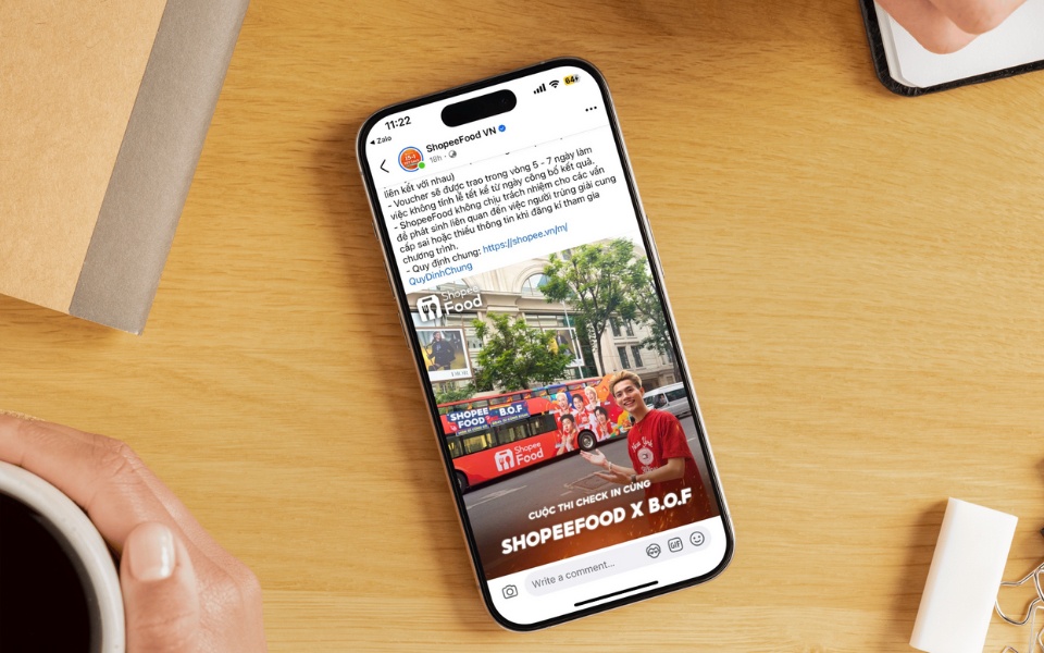 Gioi tre ru nhau check-in voi bien quang cao de san voucher hinh anh