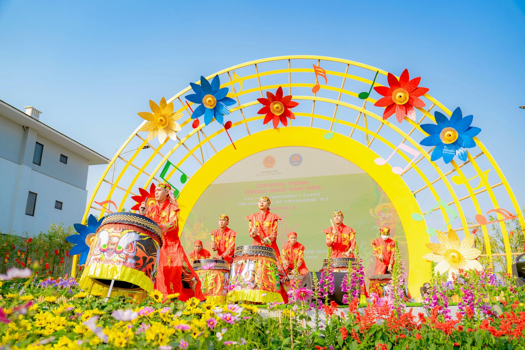 'Ban hoa ca Tet Viet' ngan vang tai duong hoa Home Hanoi Xuan 2025 hinh anh