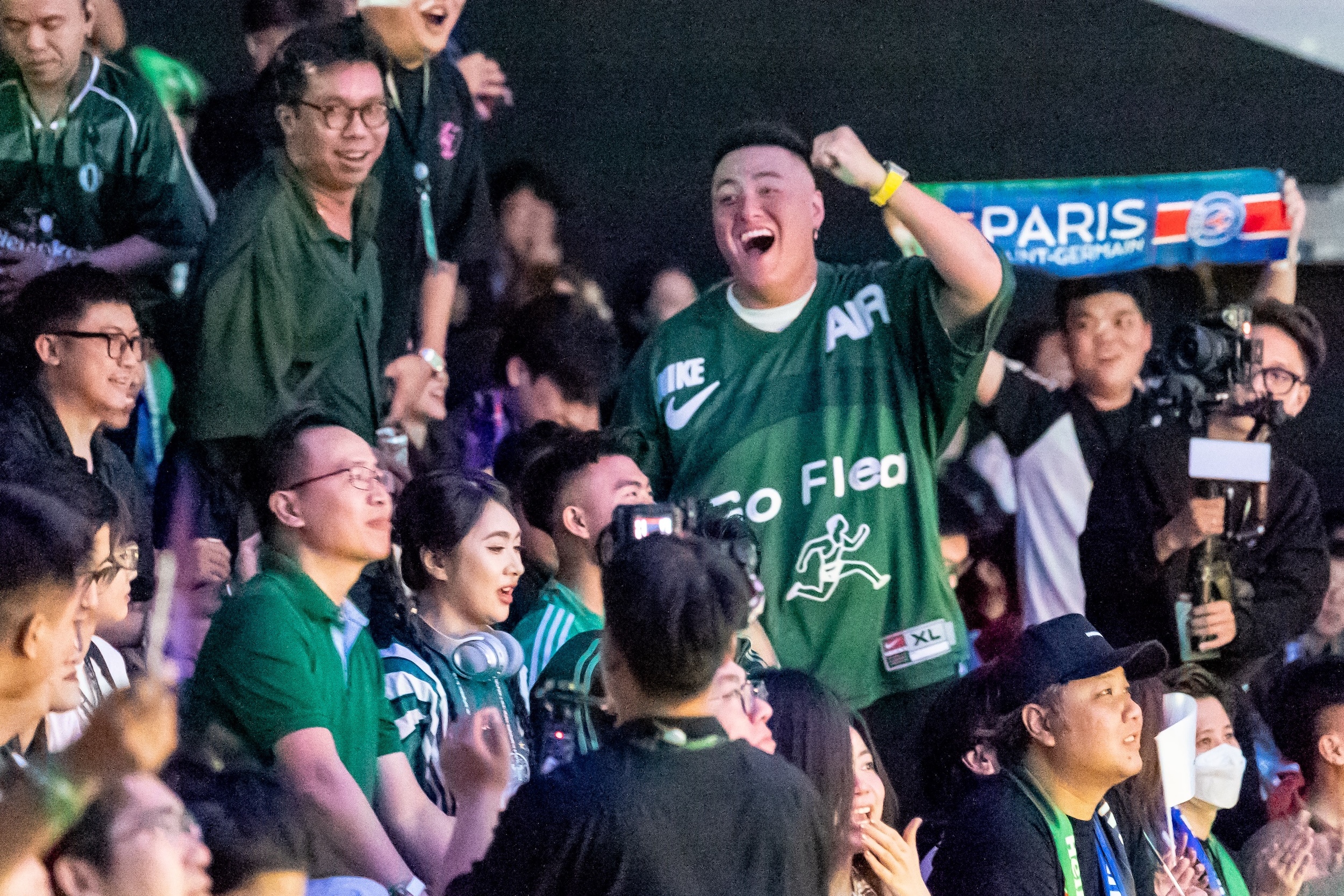 Fan dich thuc chia thai cuc cam xuc o chung ket UEFA Champions League hinh anh