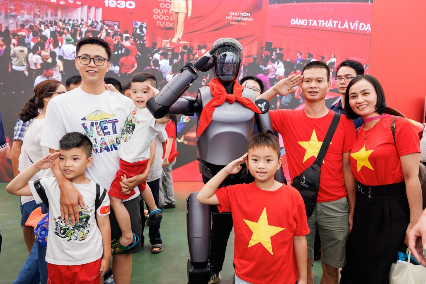 Trien lam 80 nam anh 4