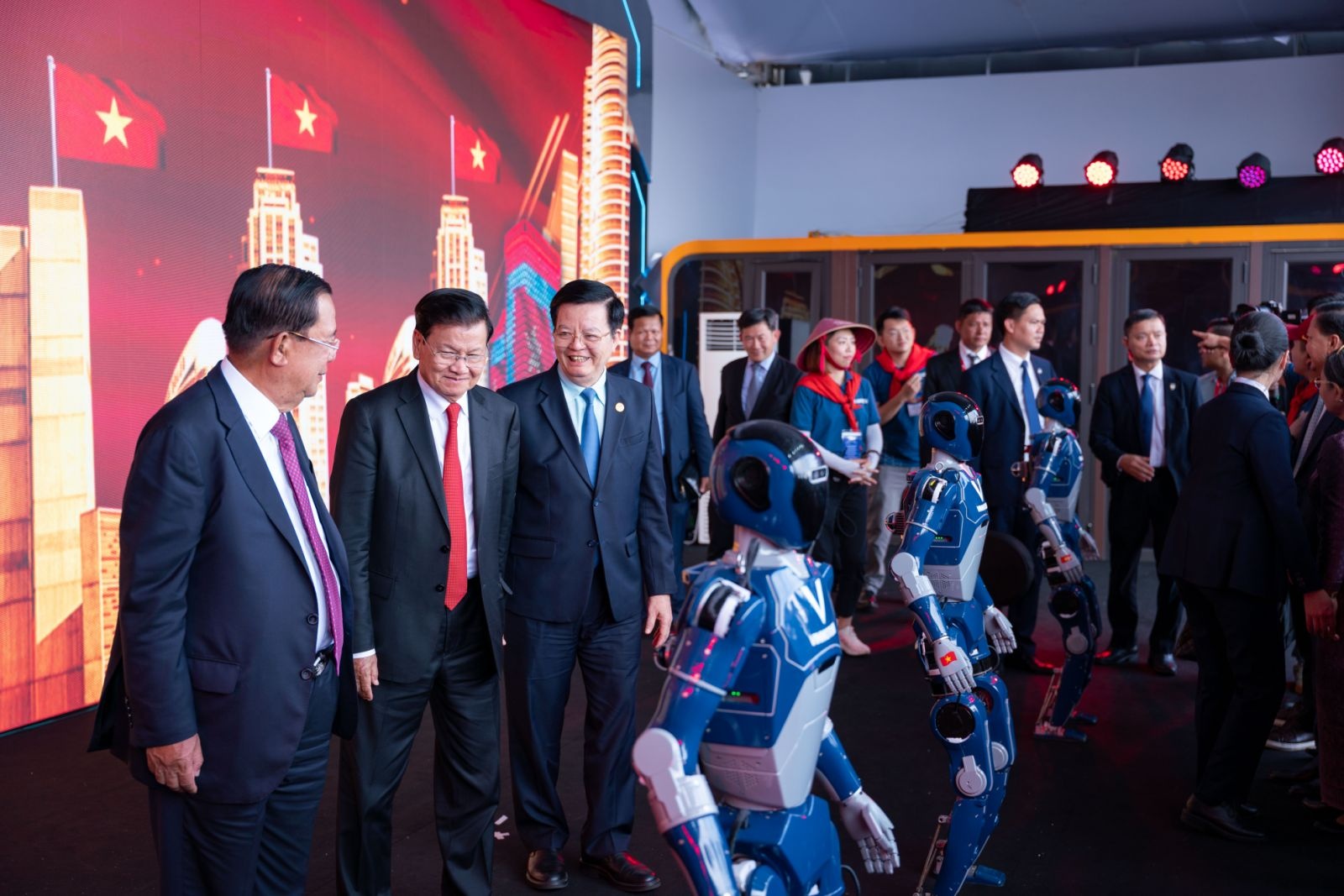 Trien lam 80 nam anh 7