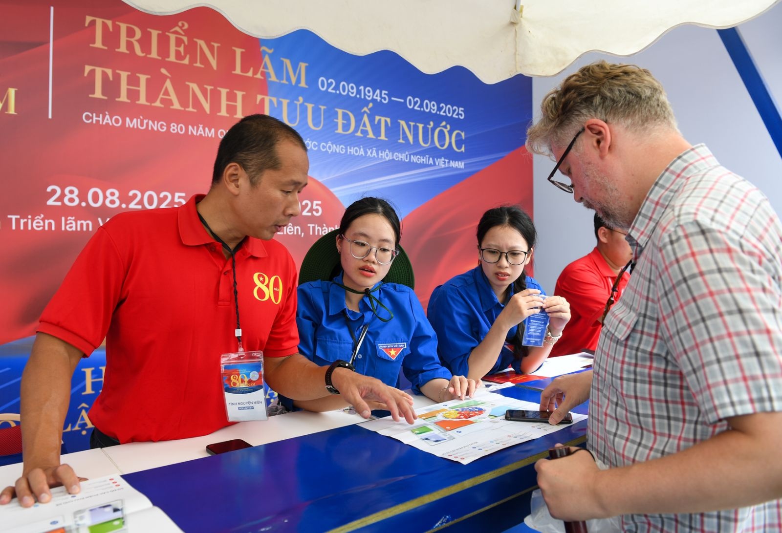 Trien lam 80 nam anh 8